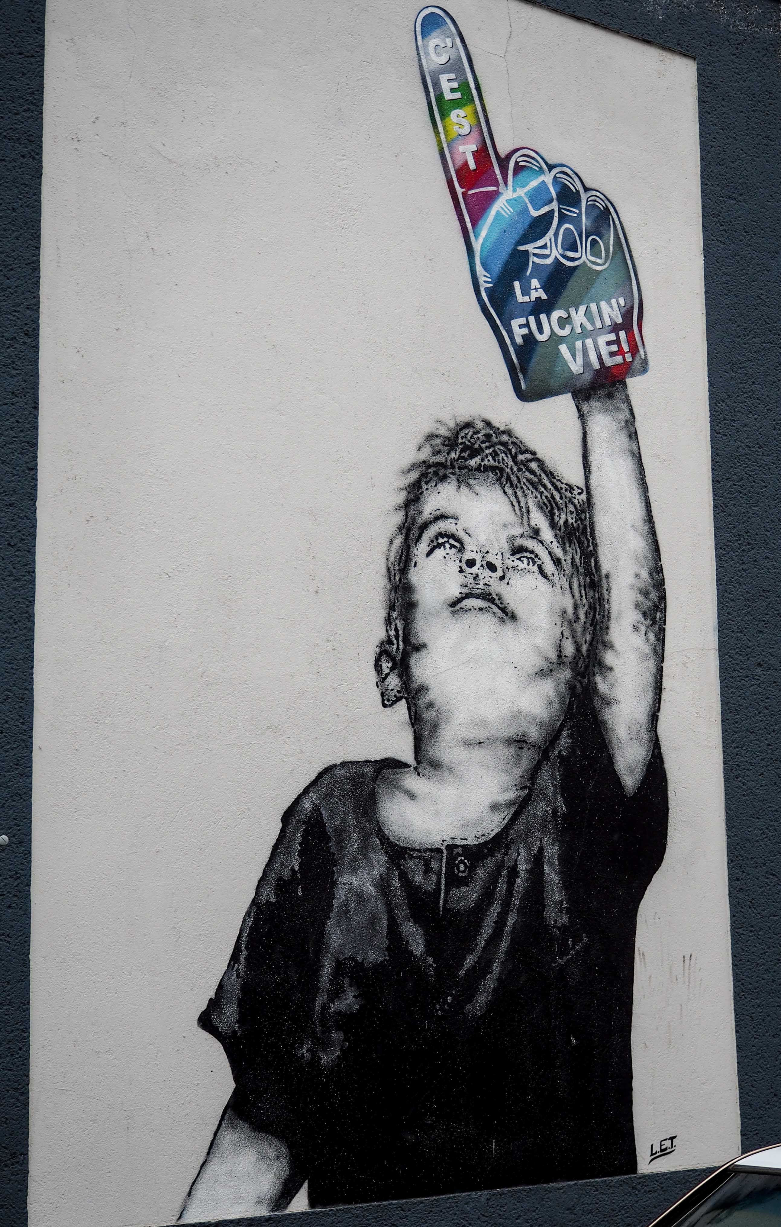 Les Enfants Terribles hat einen Jungen mit einem Handschuhe der wie ein Eis aussieht auf eine Mauer gemalt