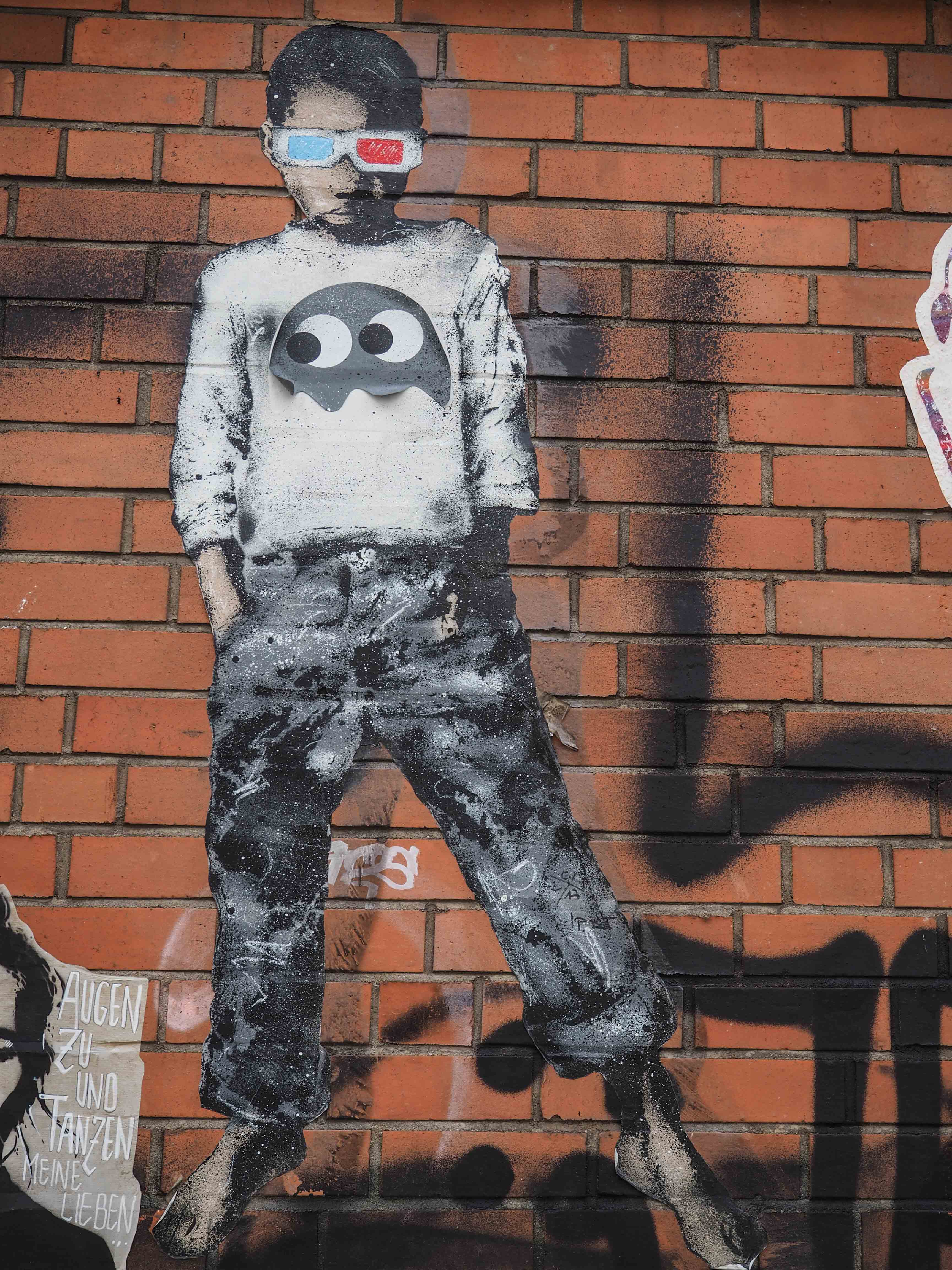 LET hat einen Jungen auf die Mauer gemalt. Auf der Brust trägt der Junge das Zeichen von Pdot