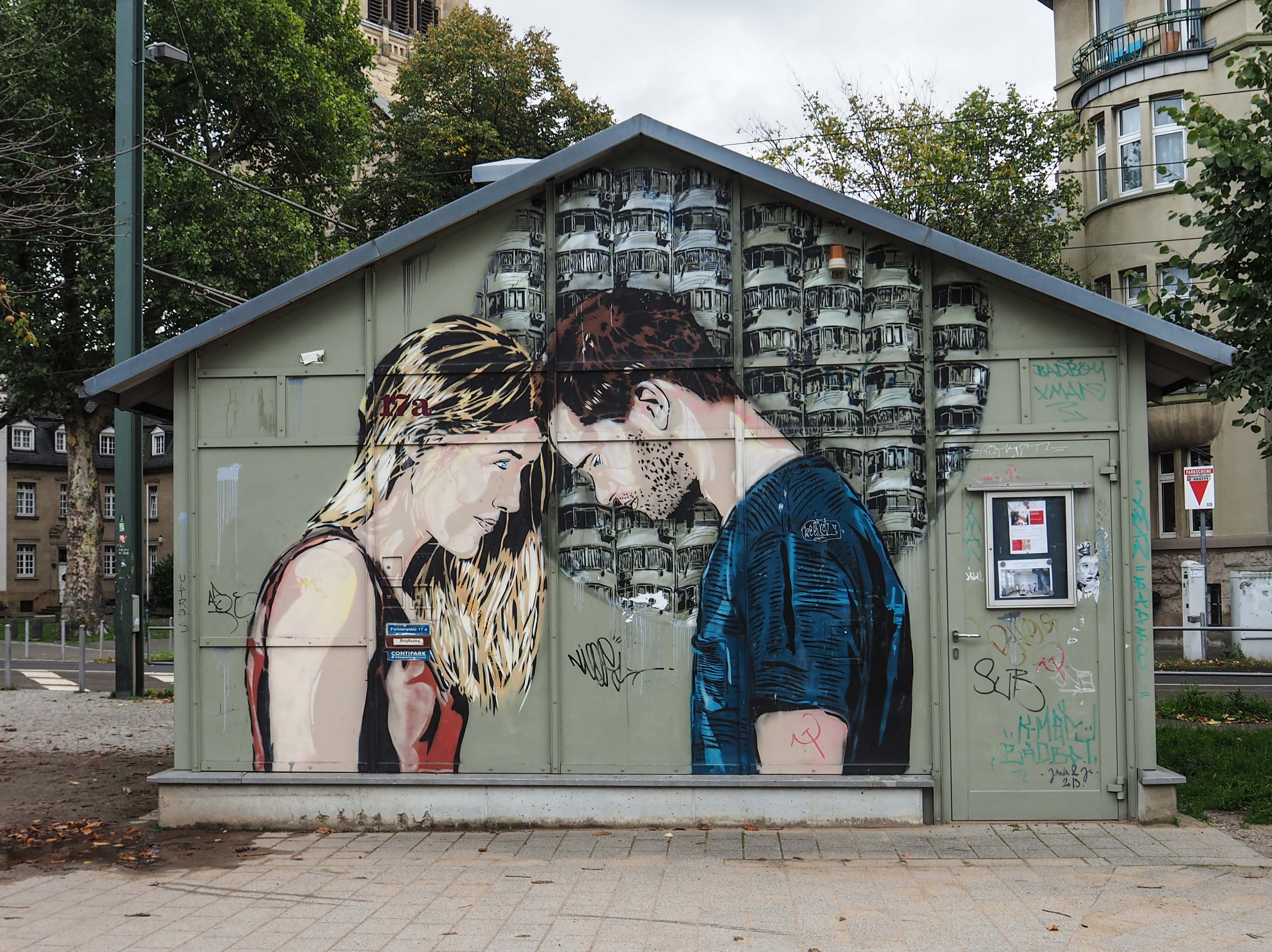 Jana und Js Piece zeigt ein Pärchen auf einem kleinen Haus