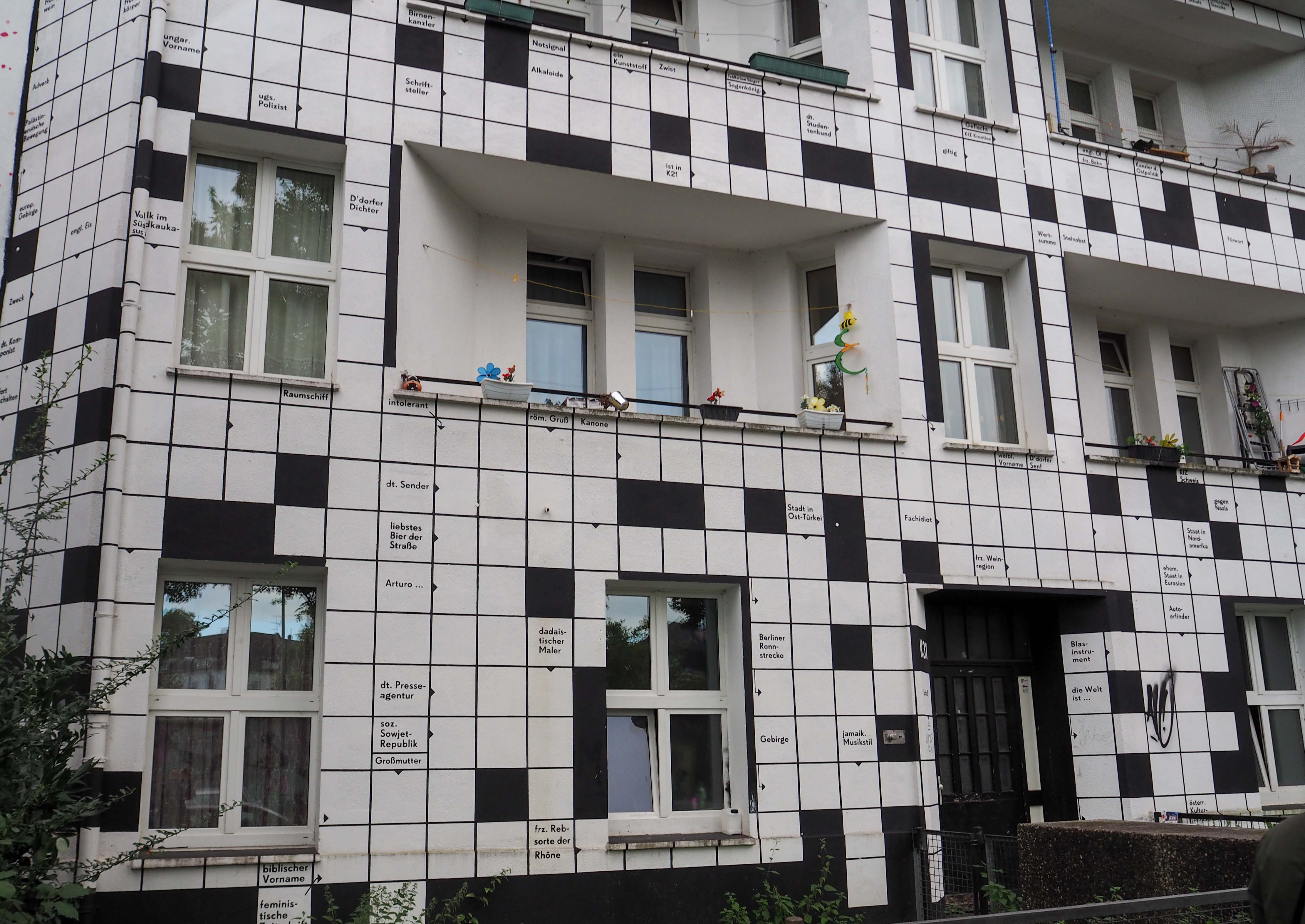 Thomas Golenia und Yasin Cirak haben ein Kreuzworträtsel auf das ganze Hause gemalt