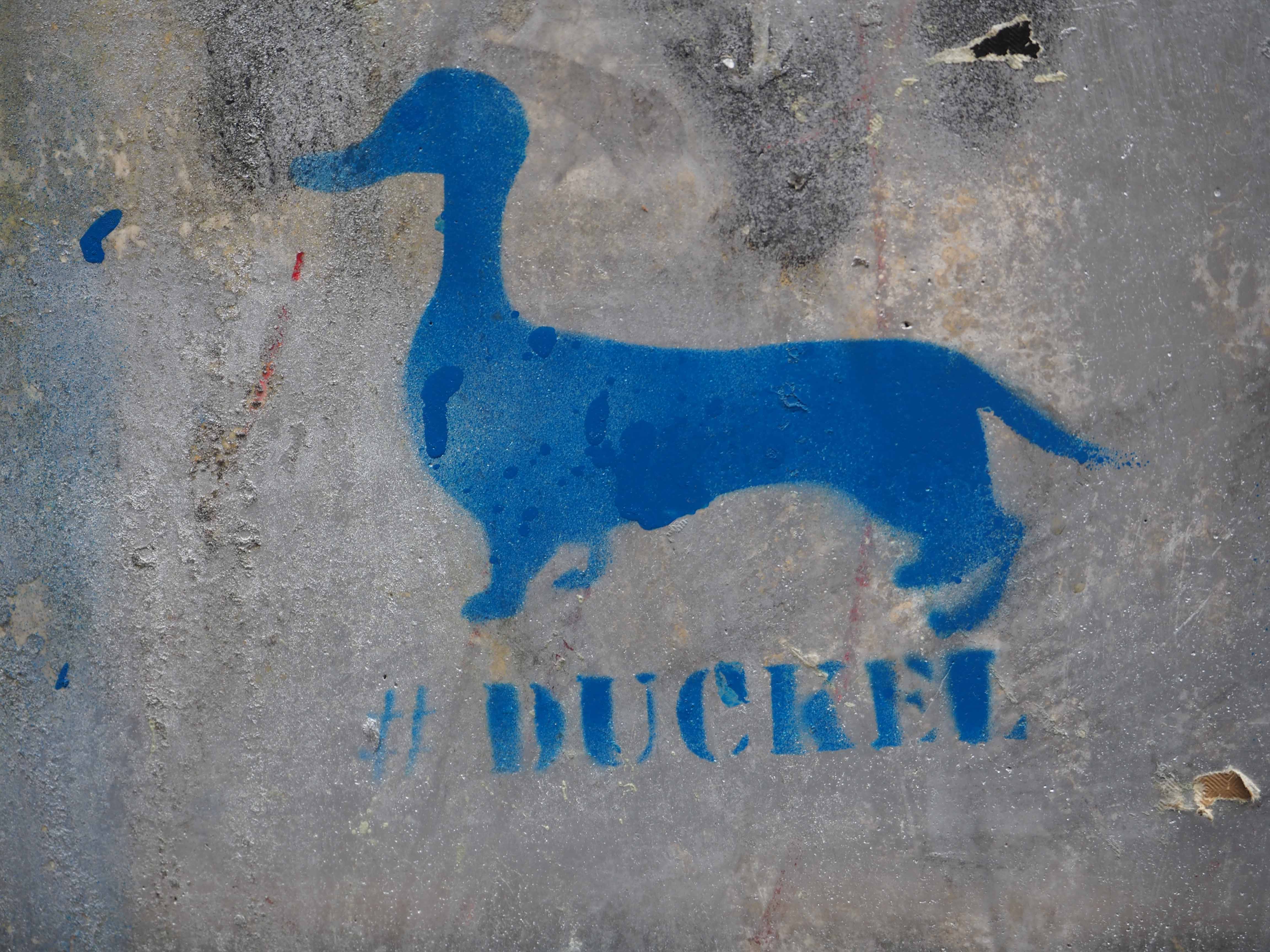 das Stencil zeigt eine Mischung aus Duckel und Ente