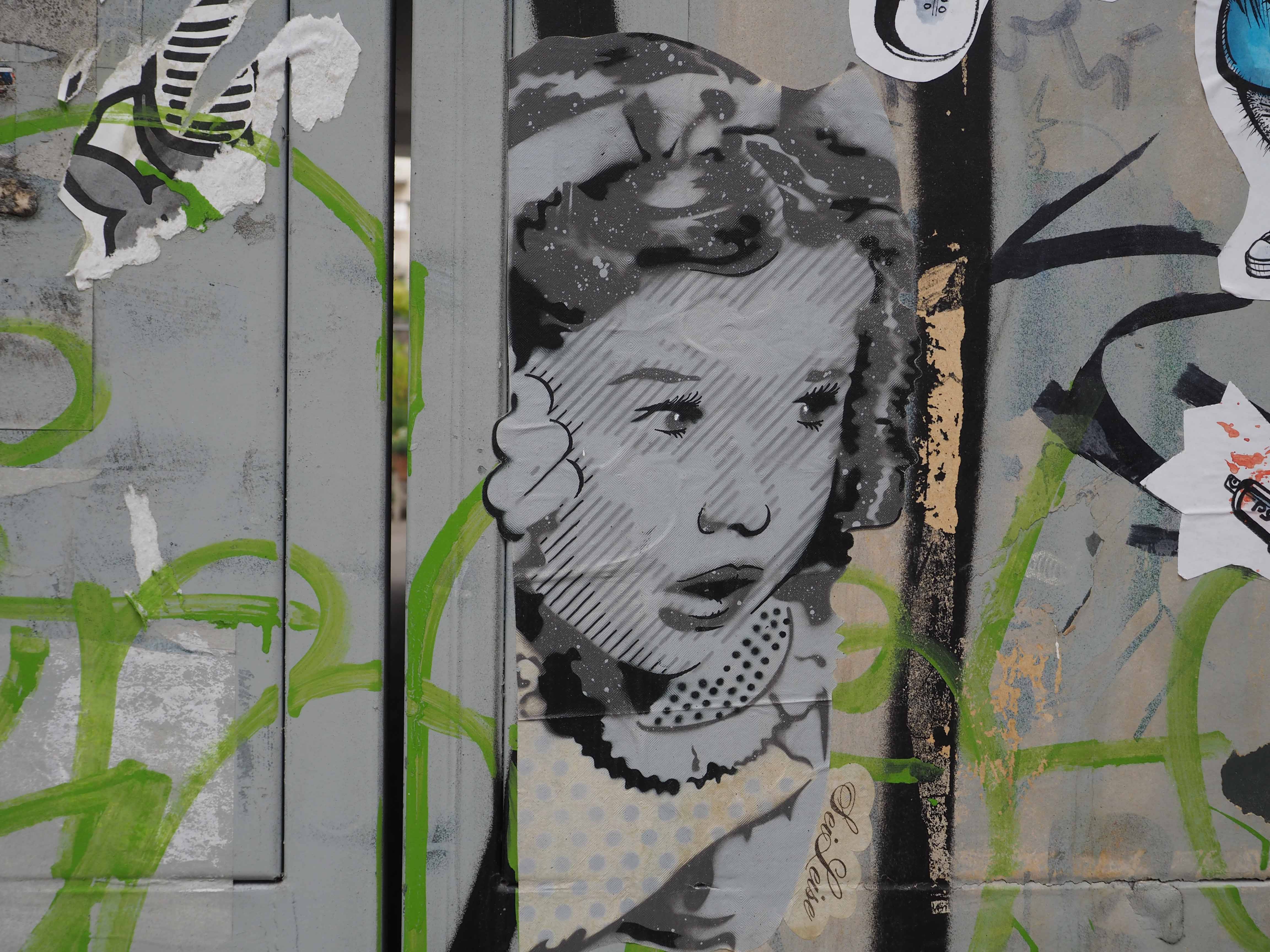 Sei leise klebt ein Mädchen mit Schleife im Haar und hinter einer Ecke hervorlugt