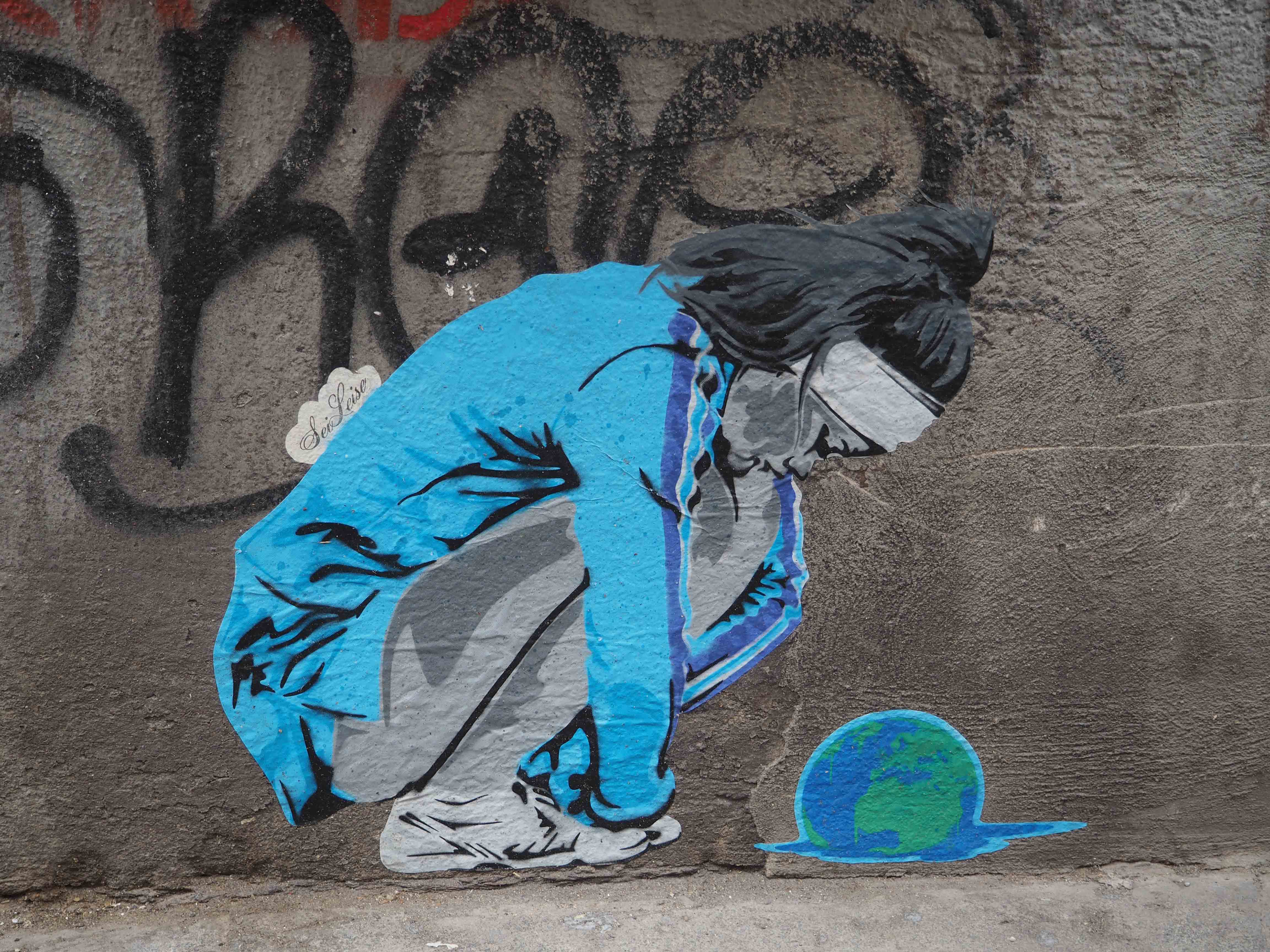 Sei Leise zeigt eine junge Frau im Sportdress vor einer zerschmilzenden Erdkugel