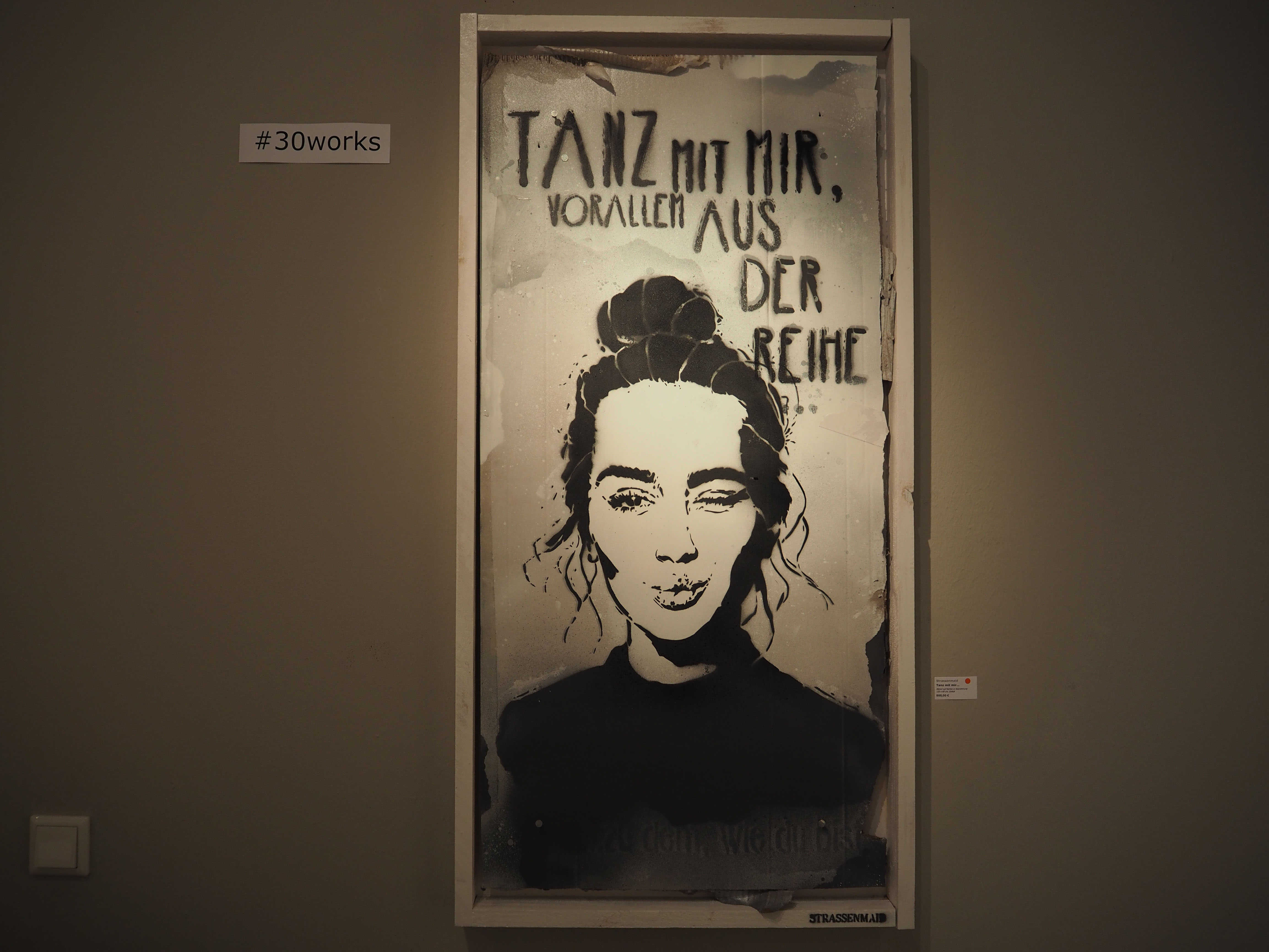 Das Bild von Strassenmaid zeigt eine junge Frau die zum Tanze auffordert