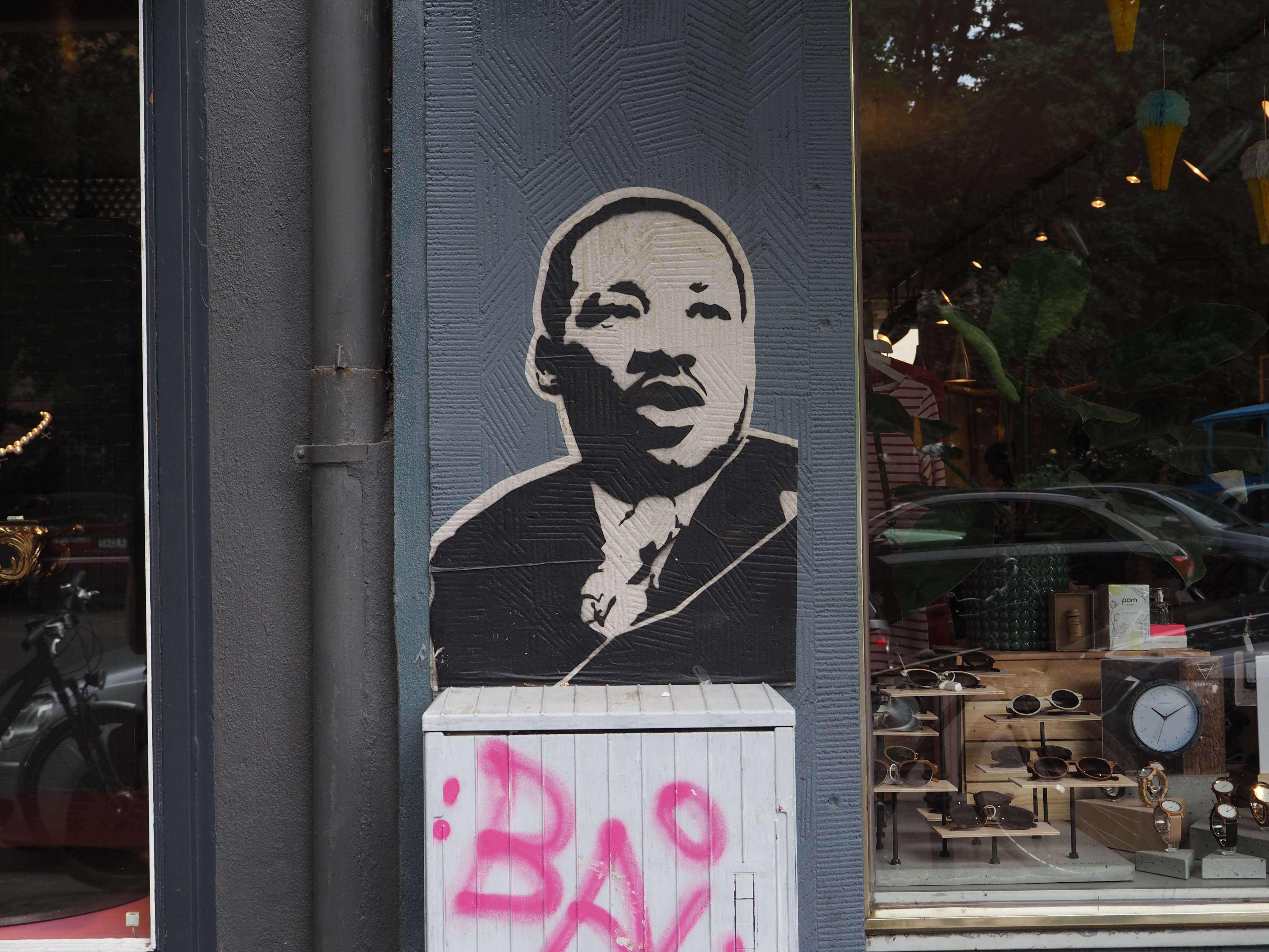 Nort hat über einem Stromkasten das Konterfei von Martin Luther King geklebt