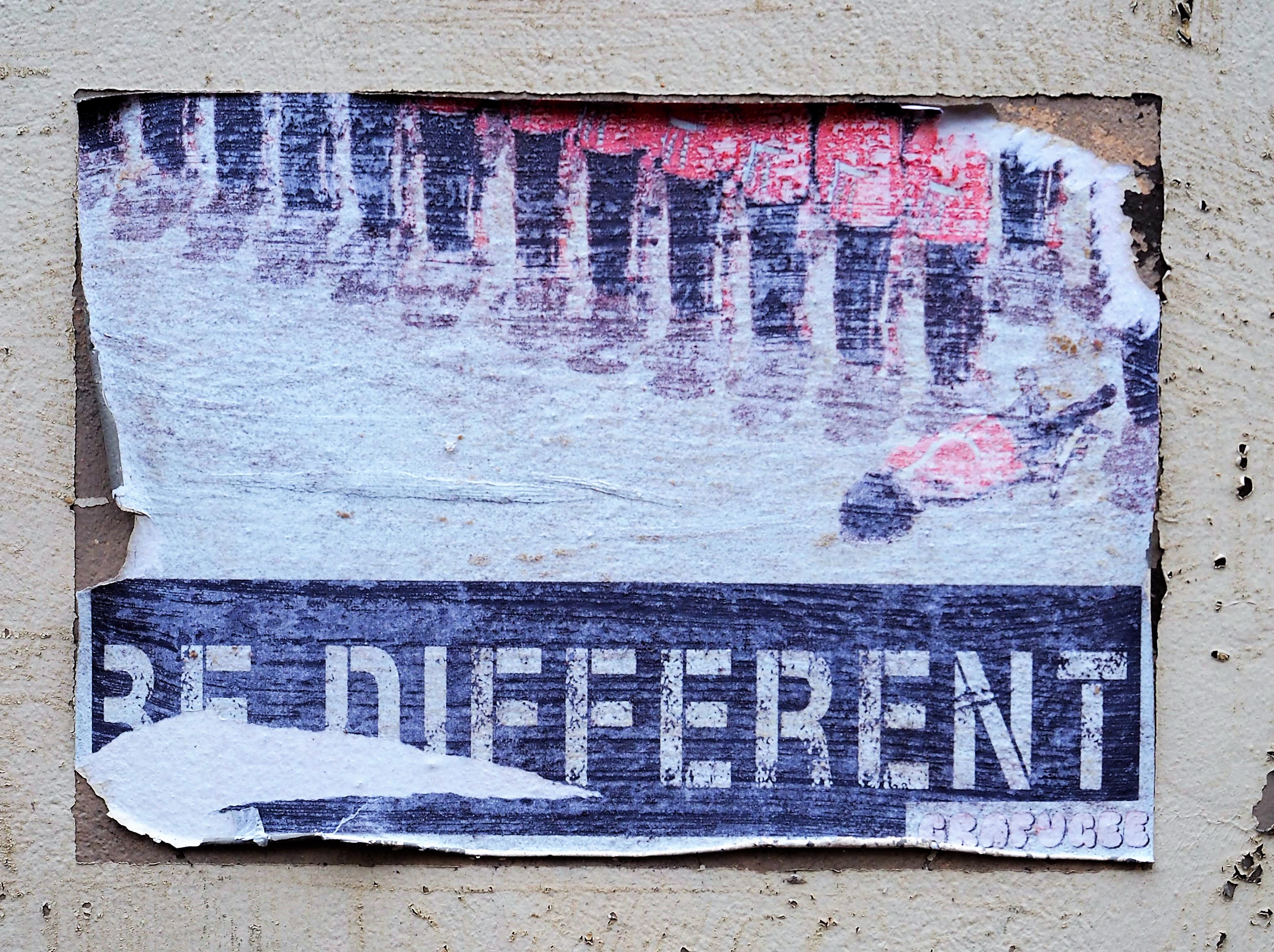 ein Plakat von Grafugee das sagt "Be different" und eine Reihe von Soldaten zeigt von denen einer liegt