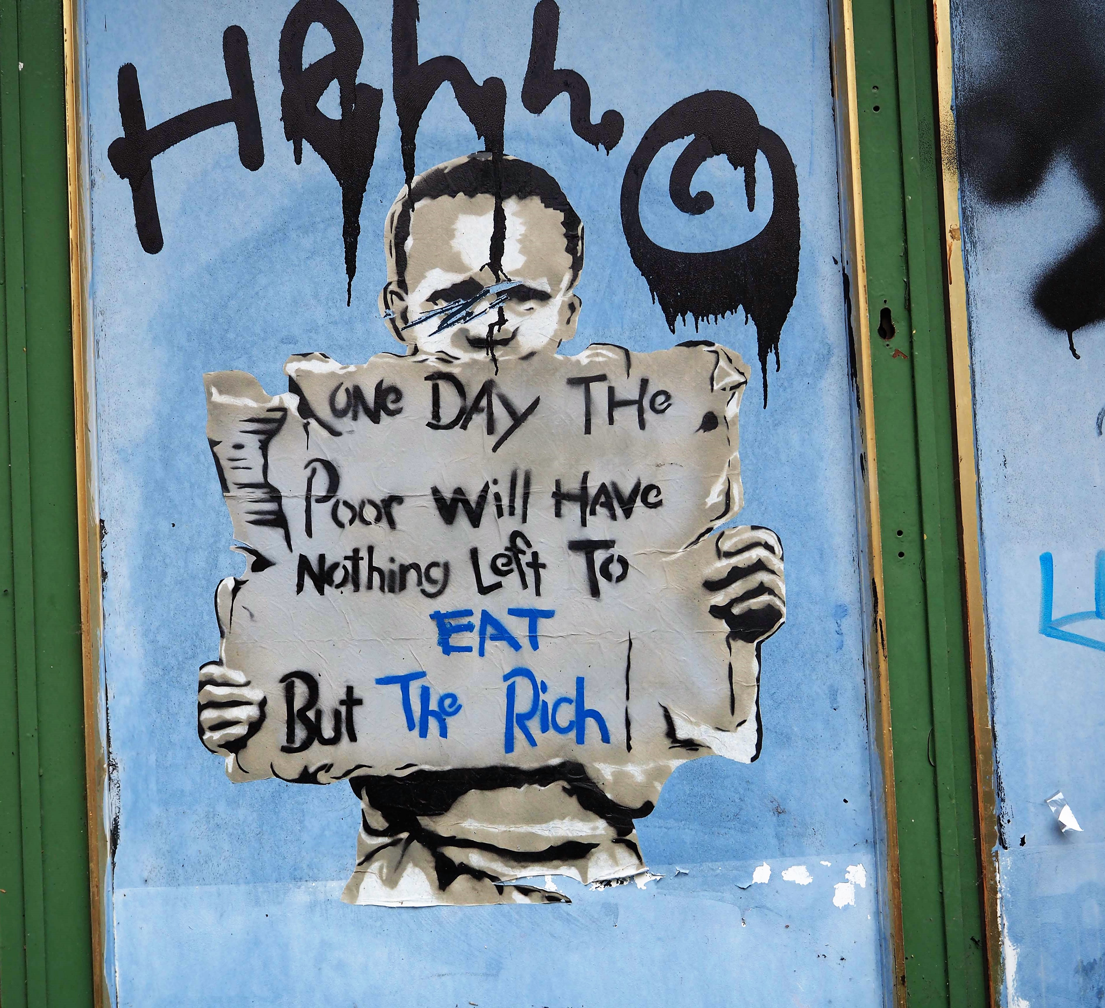 das Bild eines unbekannten Künstlers zeigt einen hungernden Jungen der ein Schild hochhält