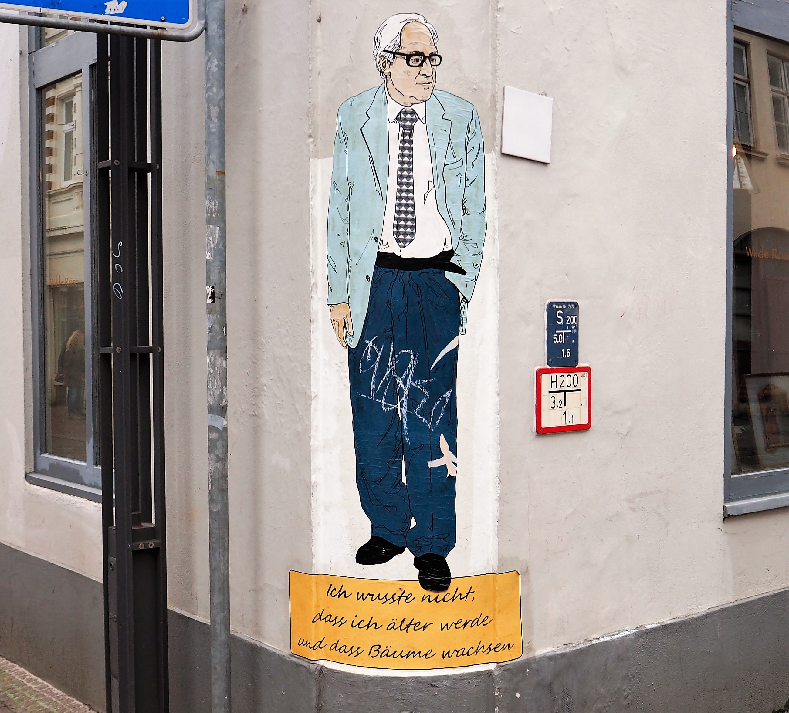 Das Stencil von Joan Augiló zeigt einen Mann in Lebensgröße an einer Strassenecke