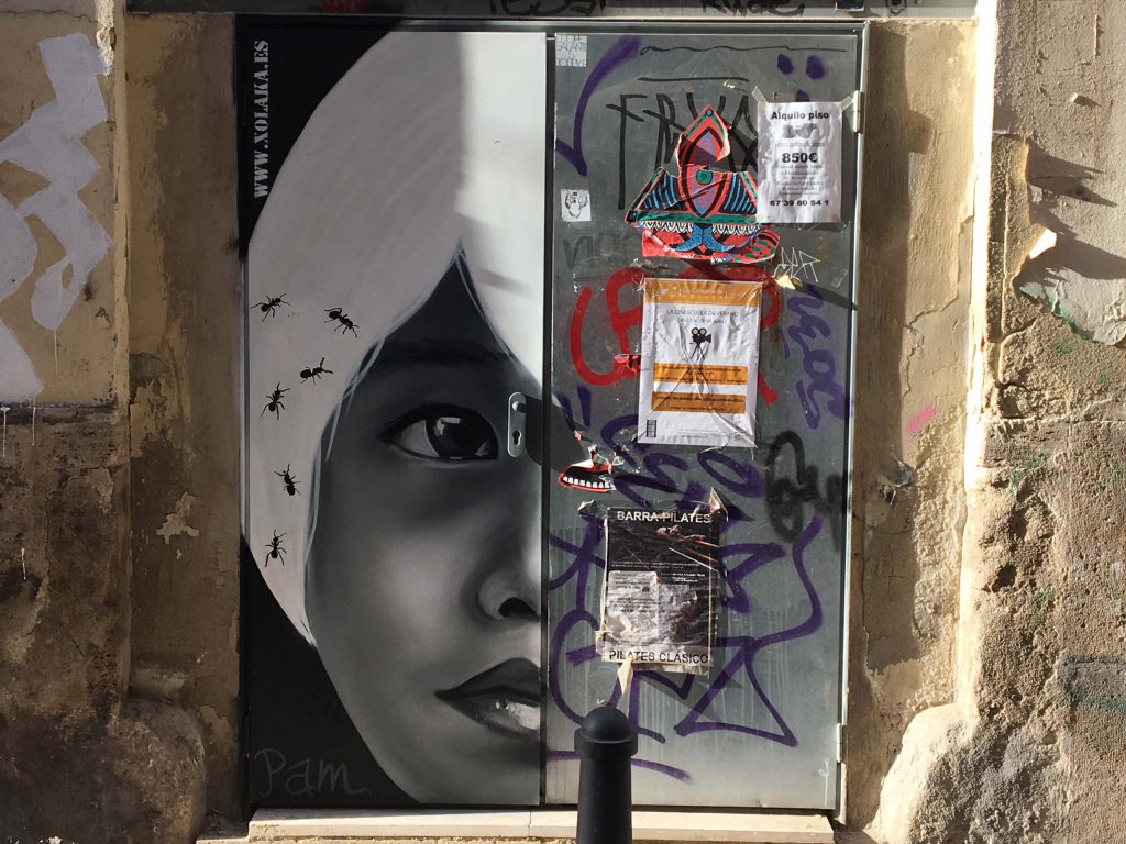 Xolaka malt ein halbes Frauenportrait auf eine Tür