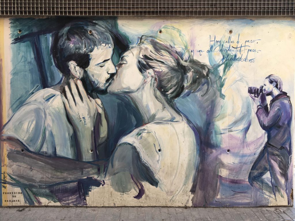 das Mural von Luis Lonjedo zeigt ein sich küssendes Paar