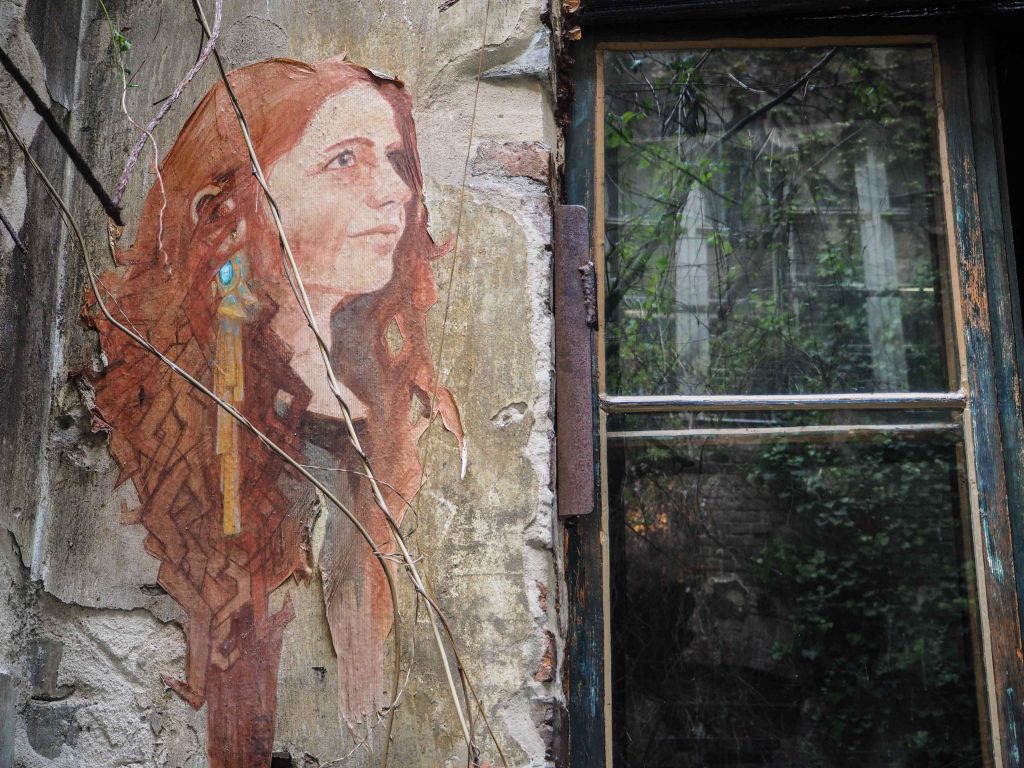 El Coyote hat eine Frau mit roten Haaren neben ein Fenster gemalt