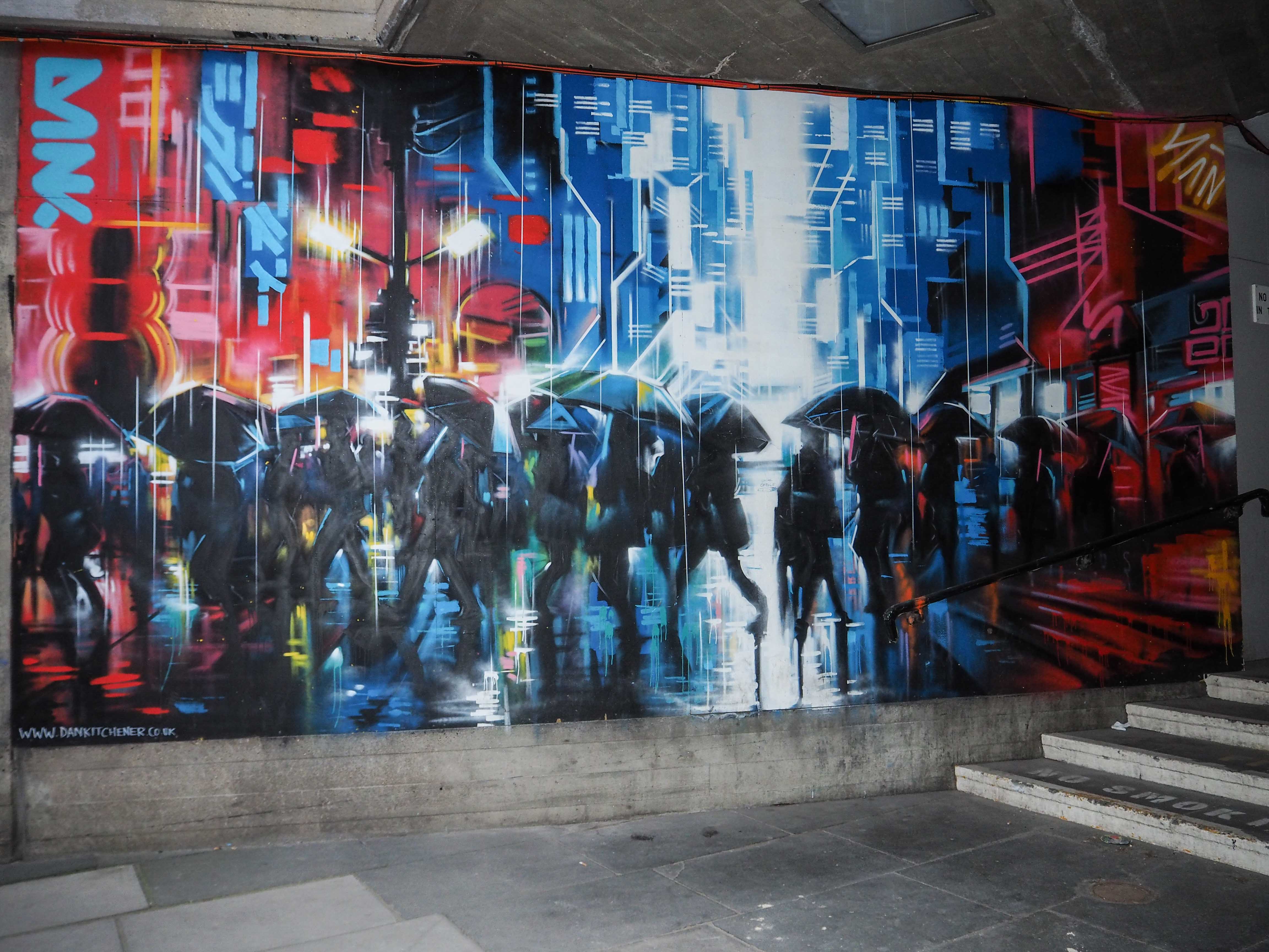 Mural von Dank dass Menschen im Regen in einer Stadt darstellt