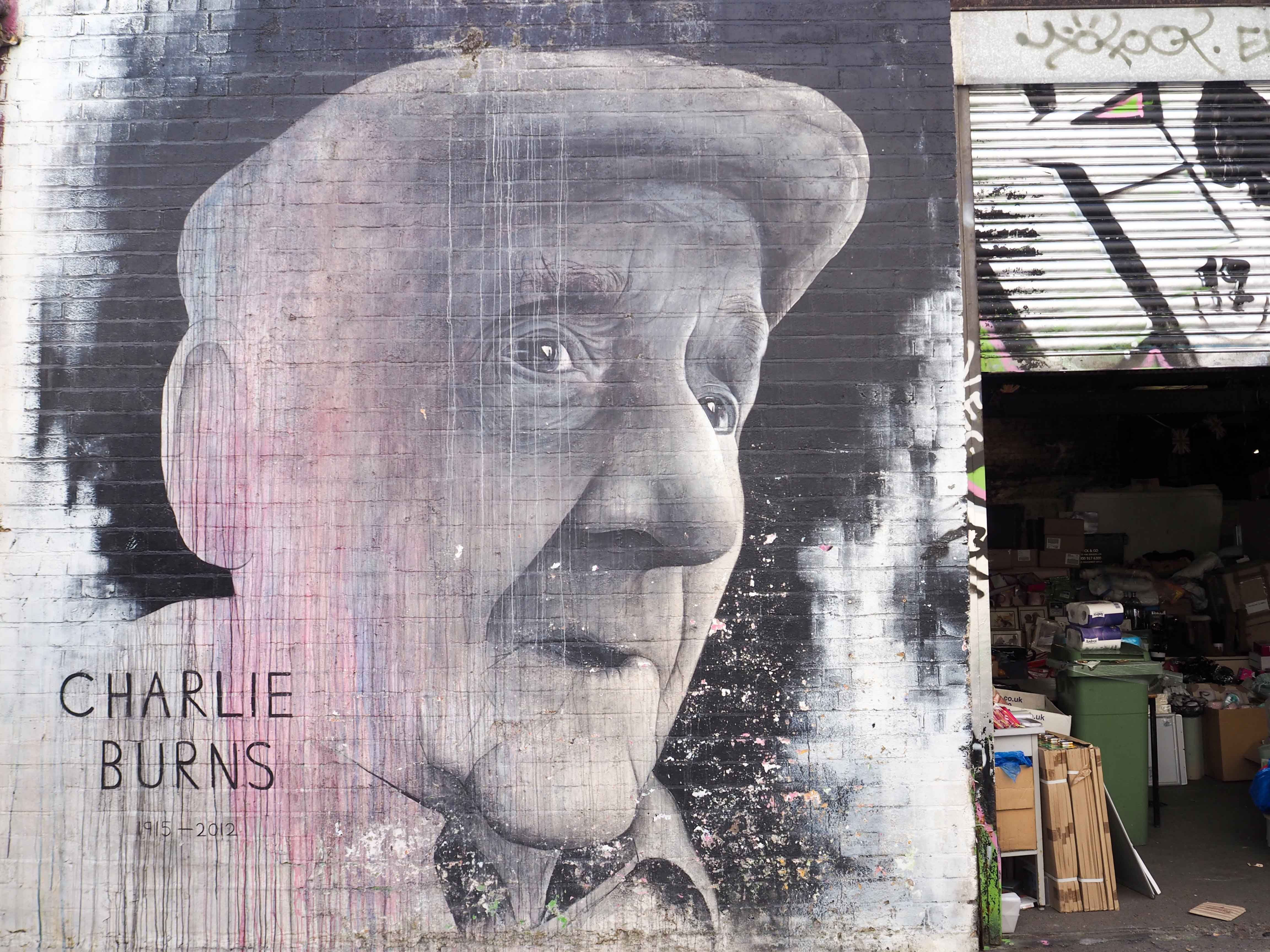 Mural neben einer Garageneinfahr von Ben Slow dass einen alten Mann zeigt