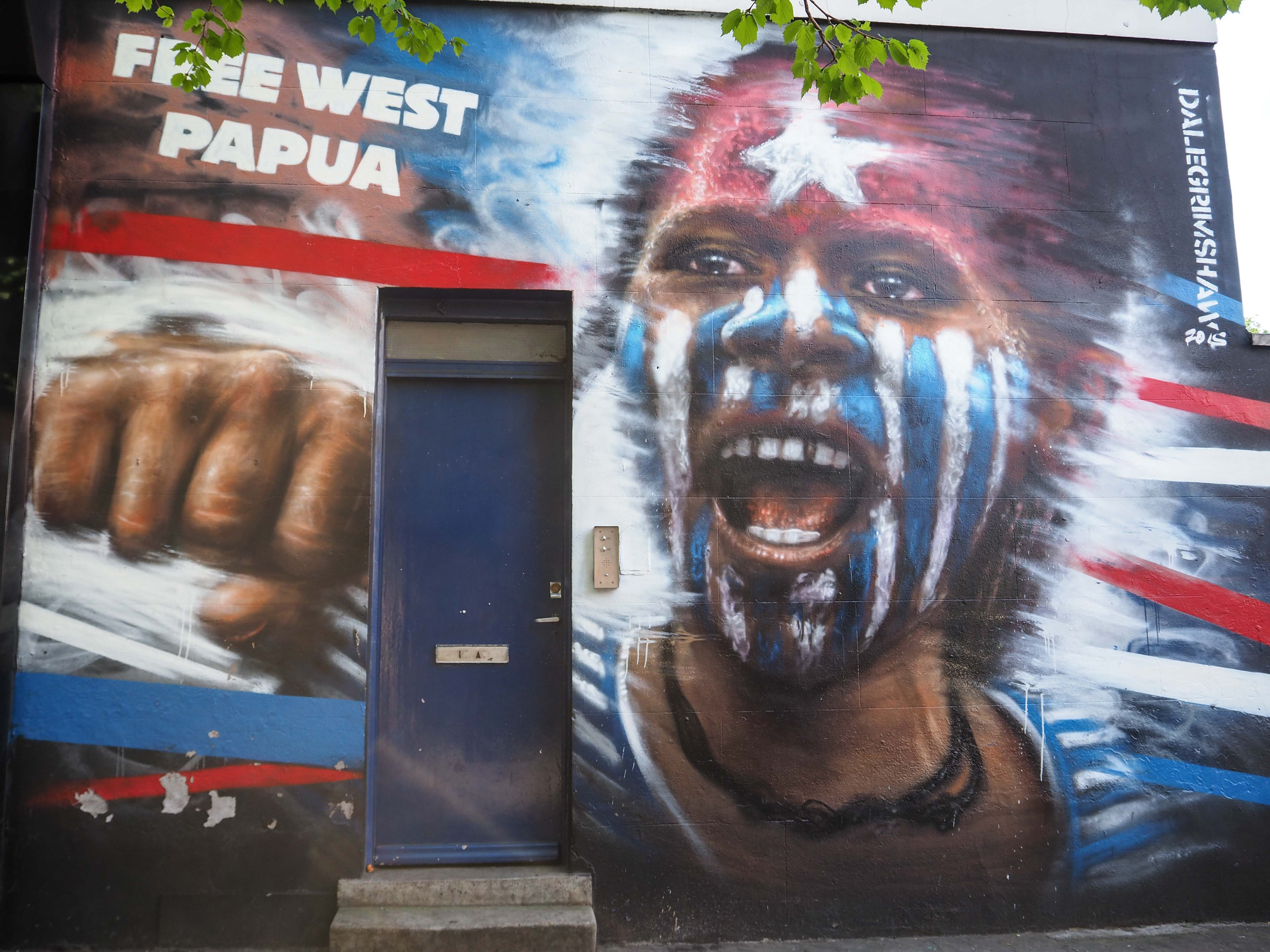 Free Papua ruft ein mit den Nationalfarben bemalter Einwohner von Dale Grimshaw in diesem Mural