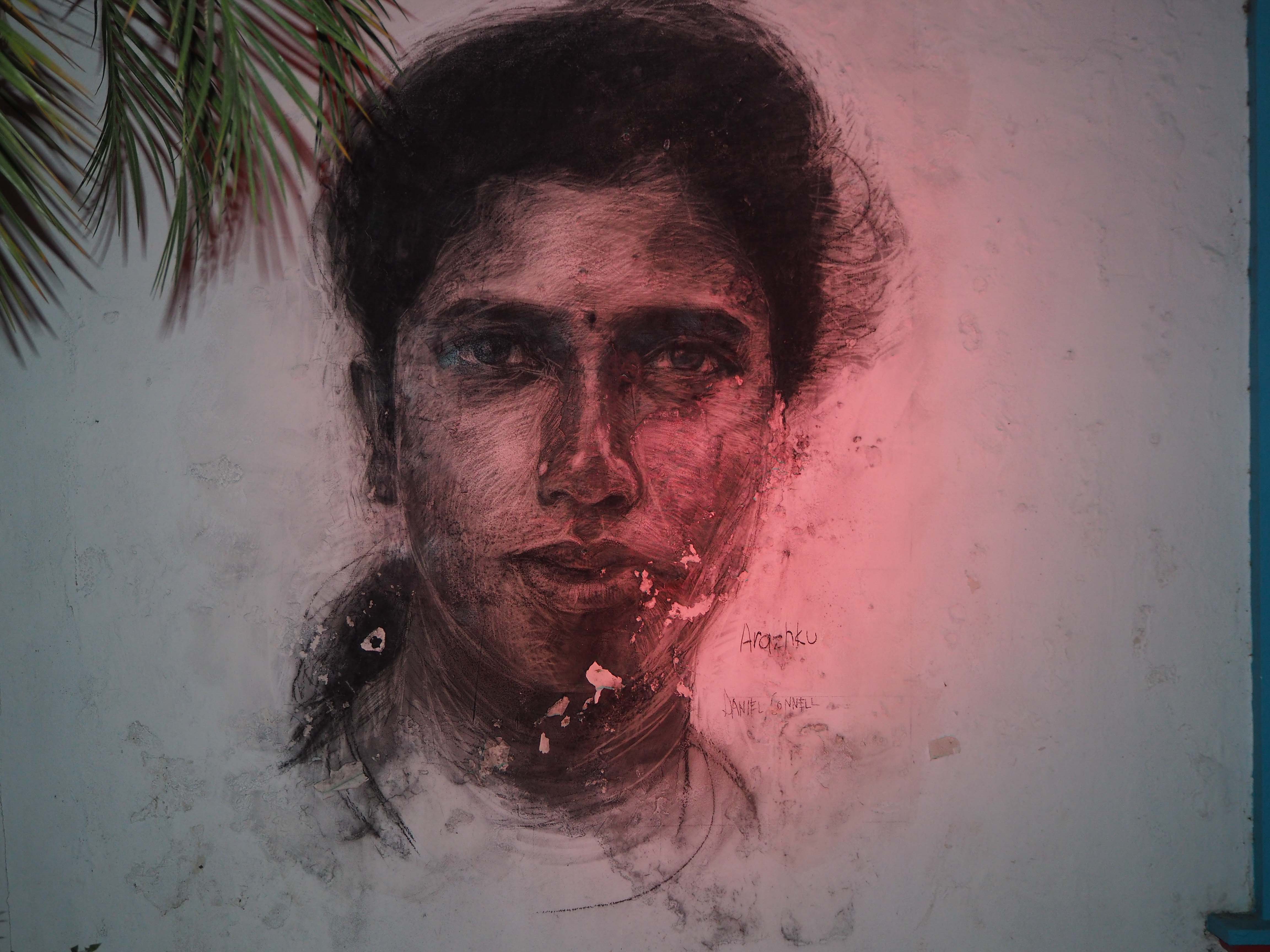 Daniel Connel malt eine junge Frau überlebensgroß im Portrait