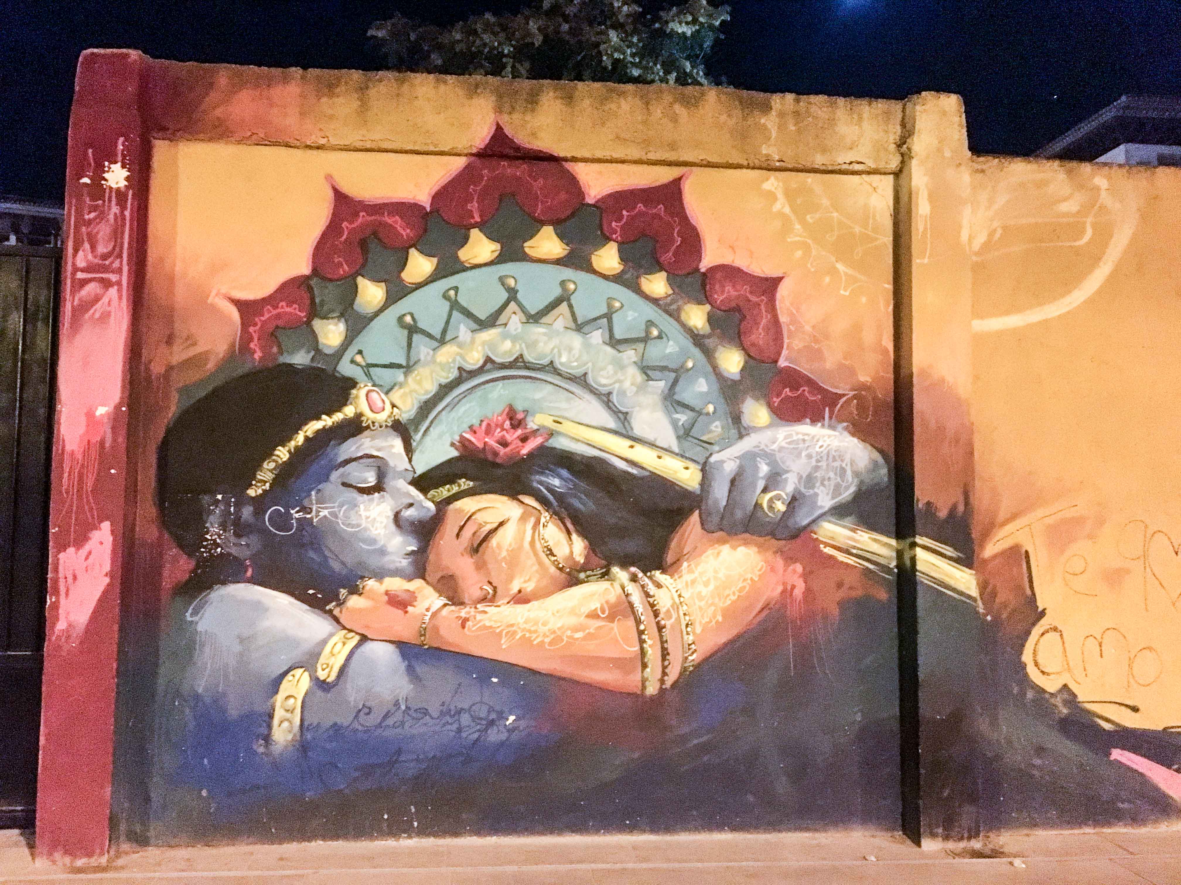 Mural von El Niño de las Pinturas zeigt bei Nacht ein Motiv eines schlafenden Pärchens aus Tausend und einer Nacht