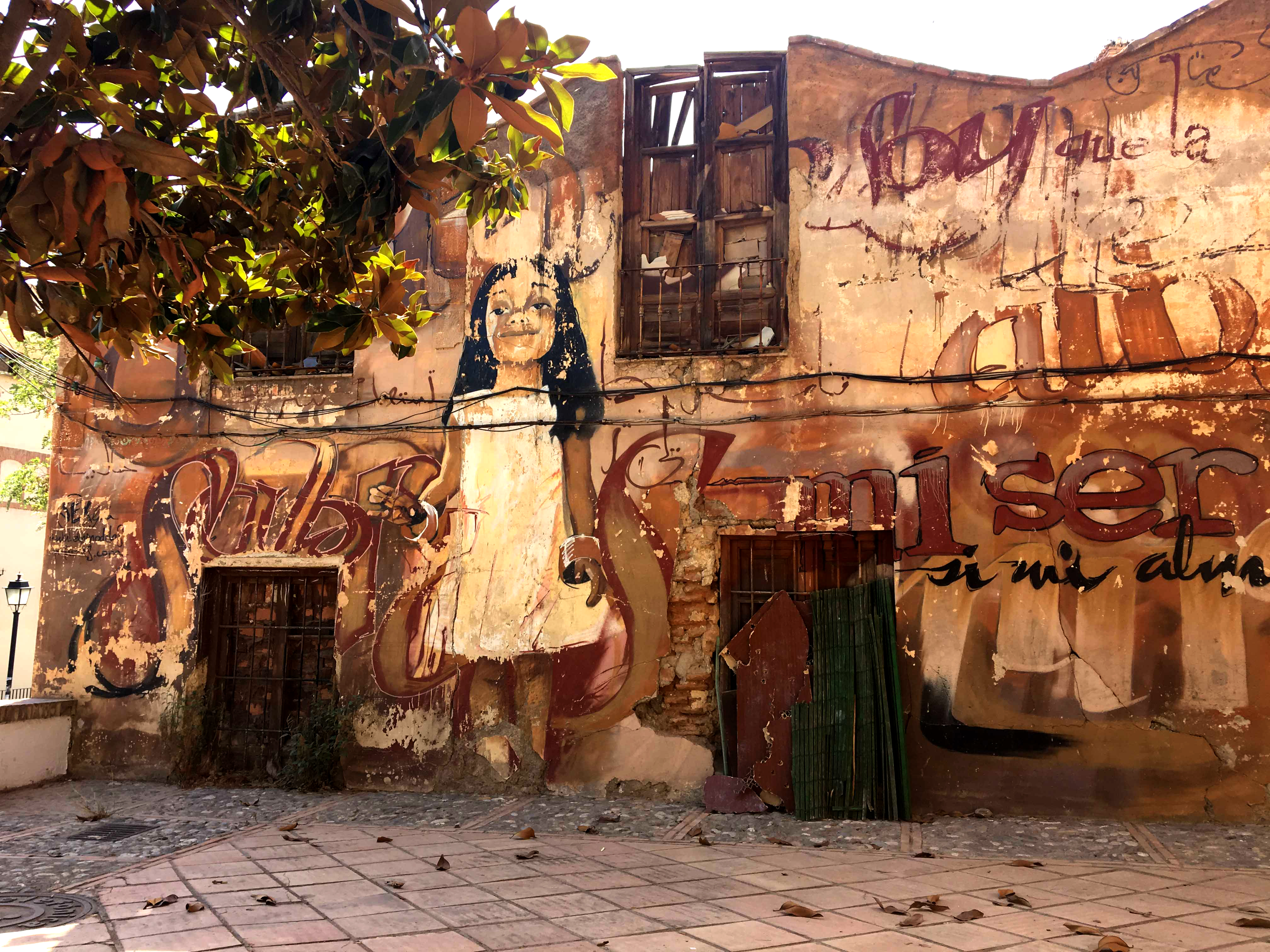 Mädchen im weißen Kleid, ein Mural von El Niño de las Pinturas