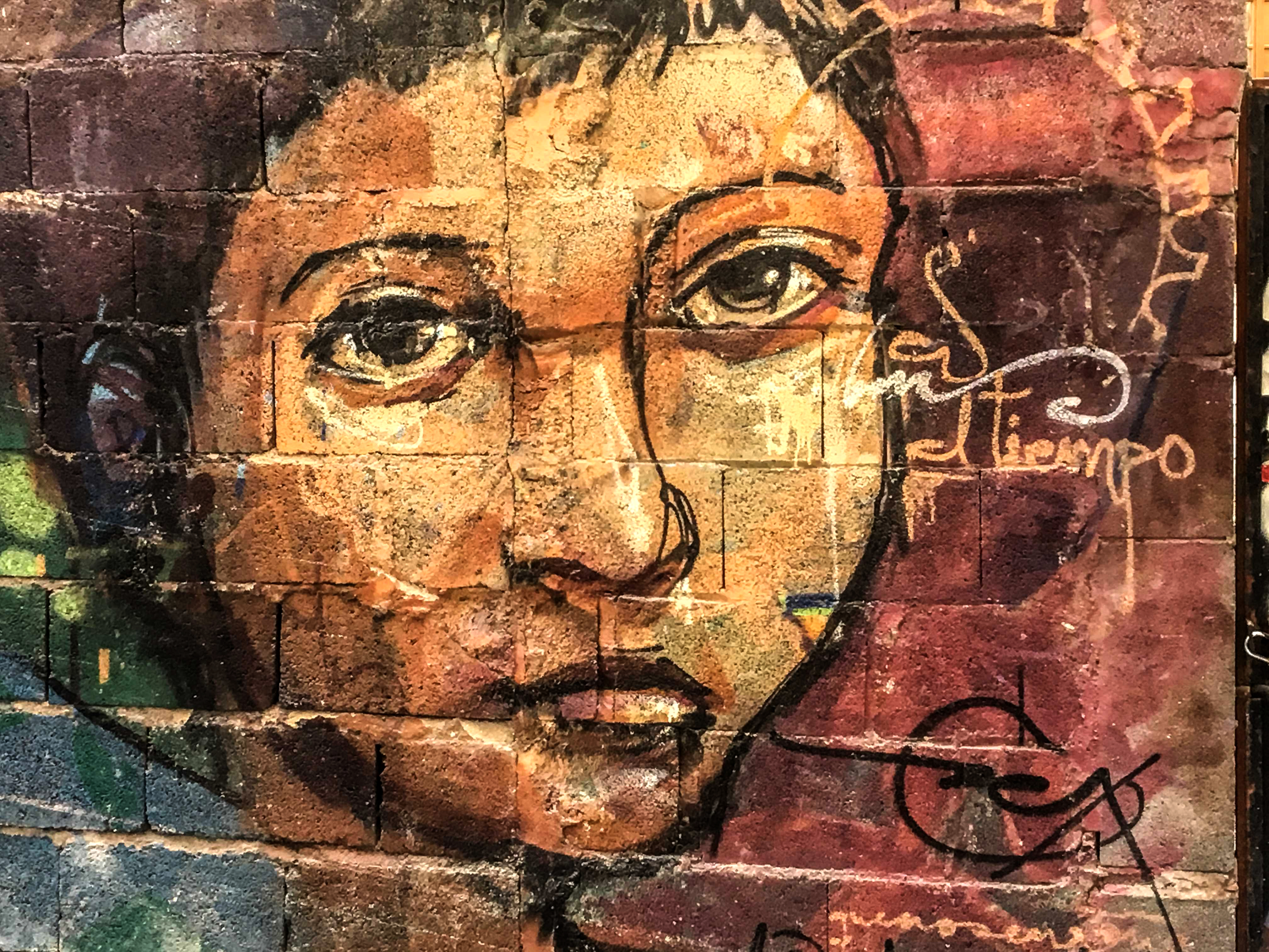 Detail einen Murals von El Niño de las Pinturas, dass das Portrait eines Jungen zeigt