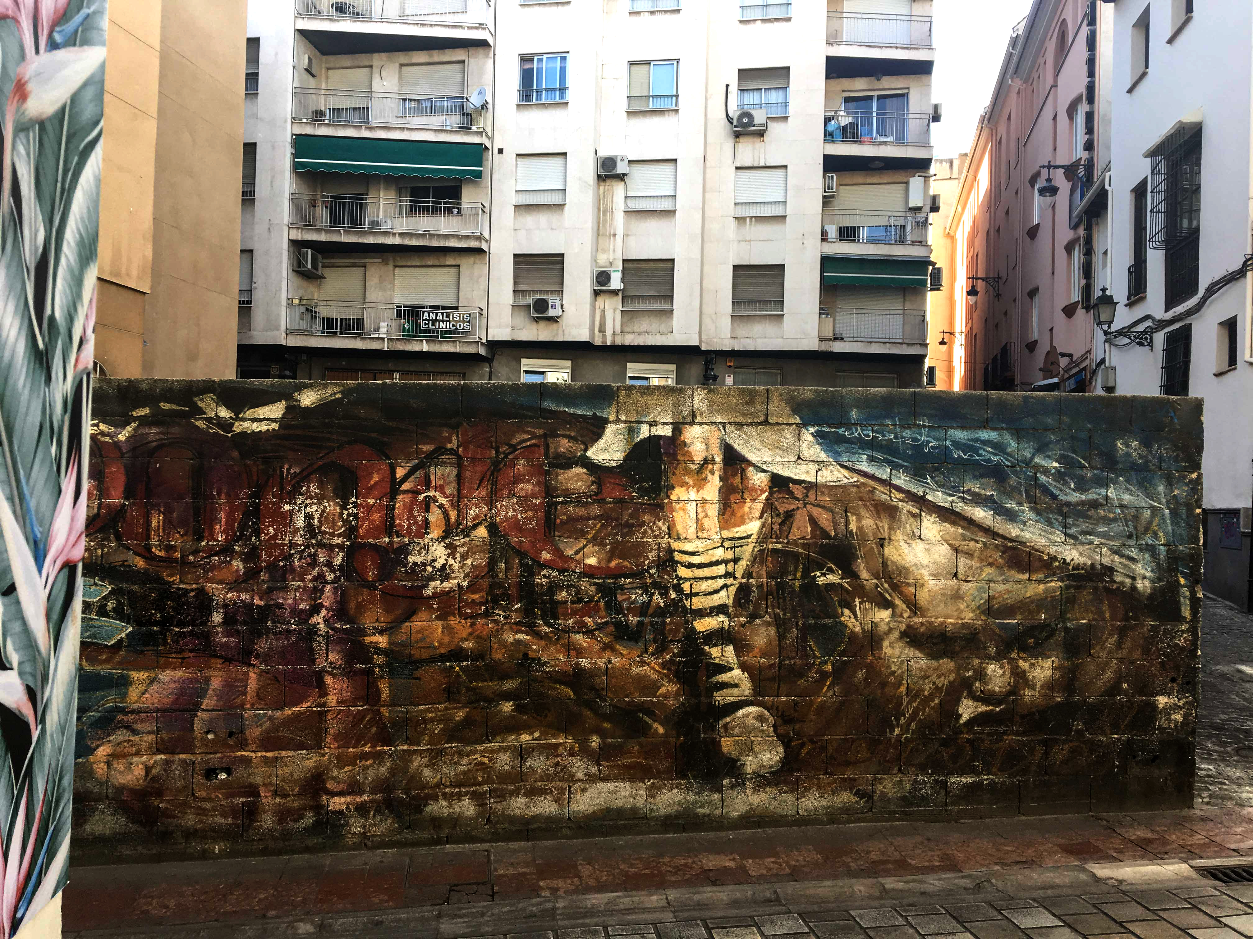 Mural von El Niño de las Pinturas zeigt die Beine eines Kindes mit geringelten Strümpfen