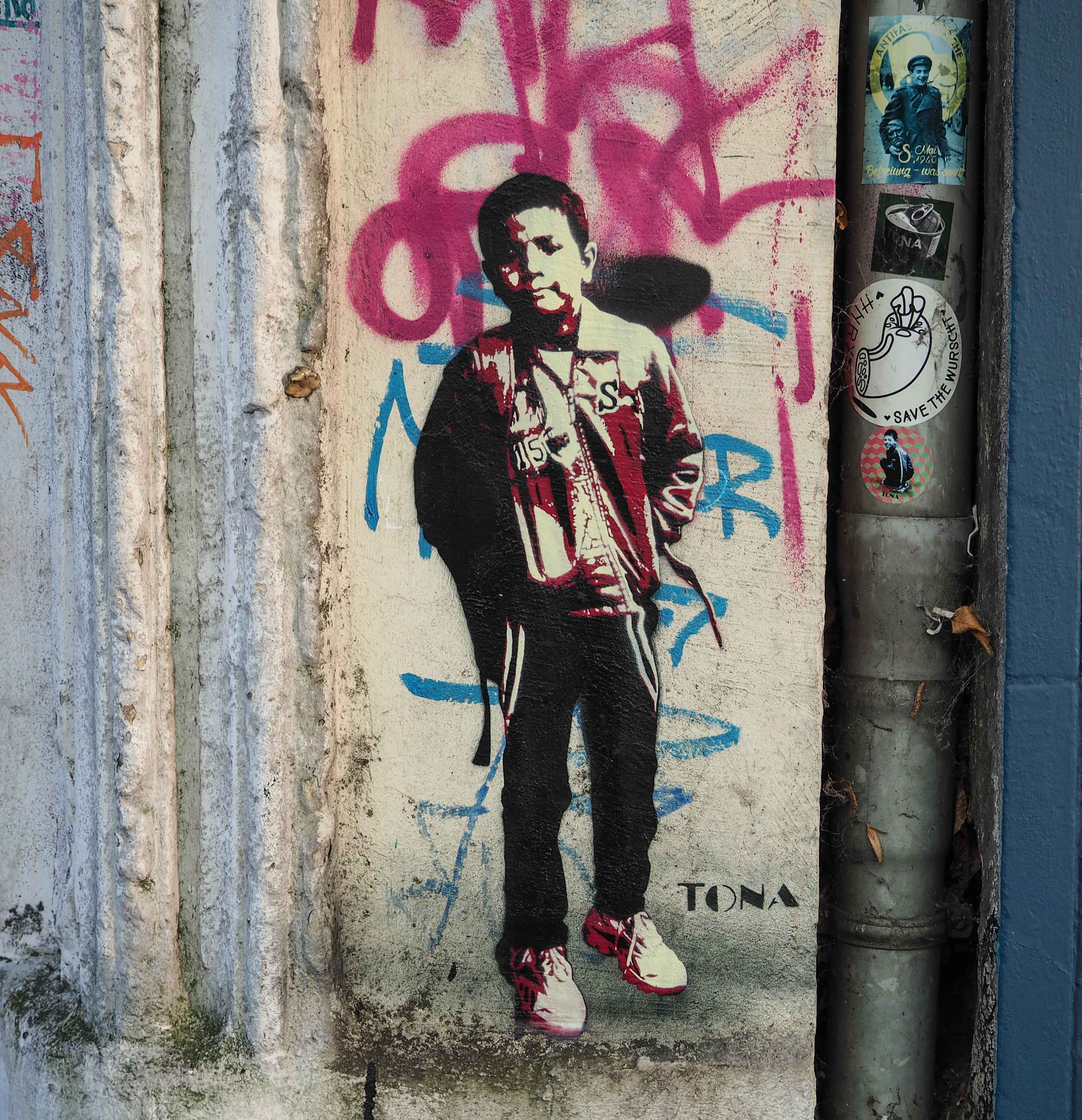 das Stencil von Tona zeigt einen Jungen mit Schultasche