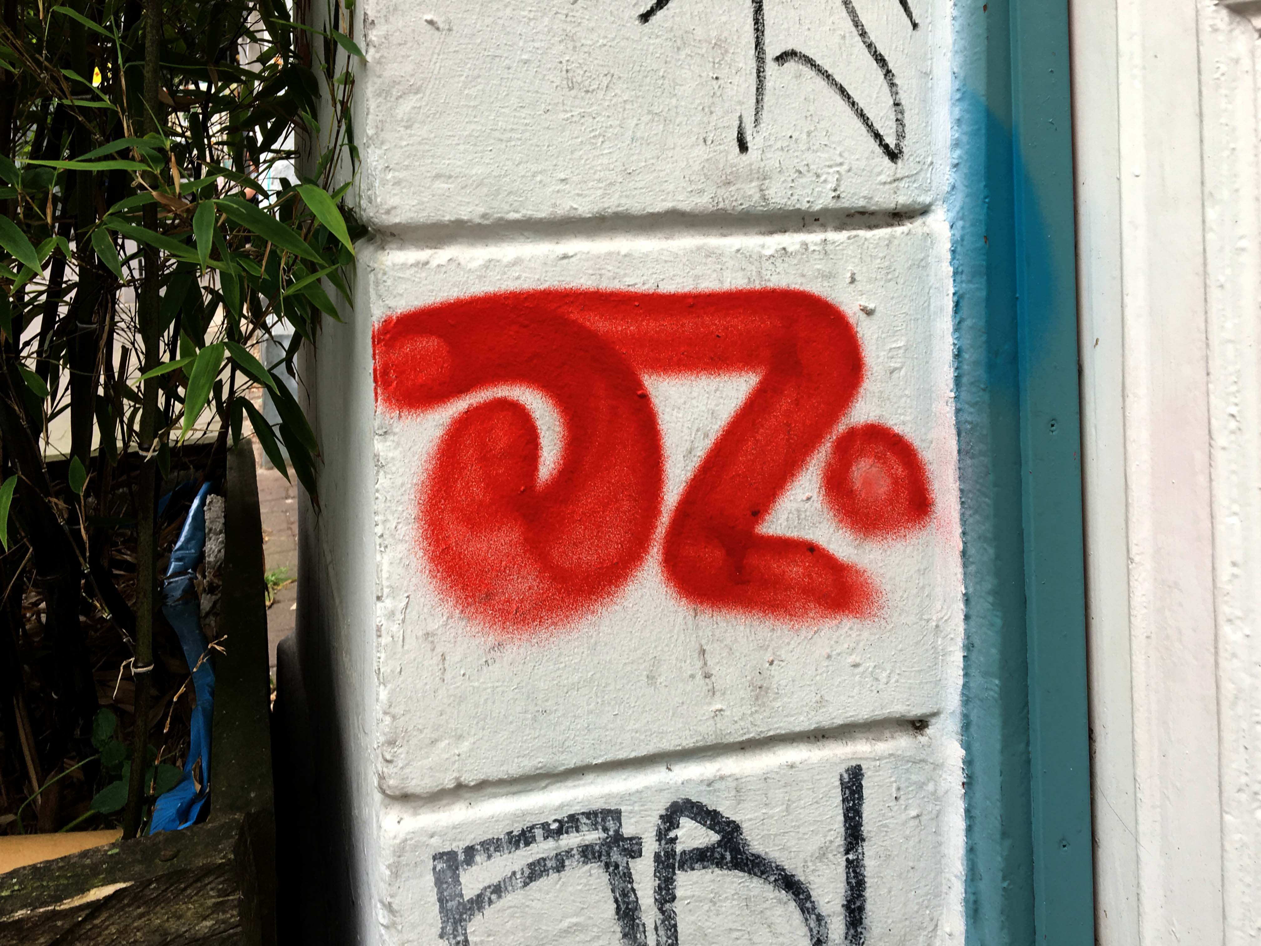 der Namenszug OZ wurde in Rot auf einen Hauseingang gesprüht