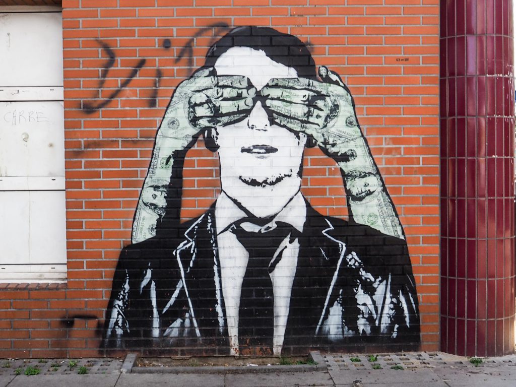 Dollarhände halten einem Mann im Anzug die Augen von hinten zu. Paste up von Icy and Sot