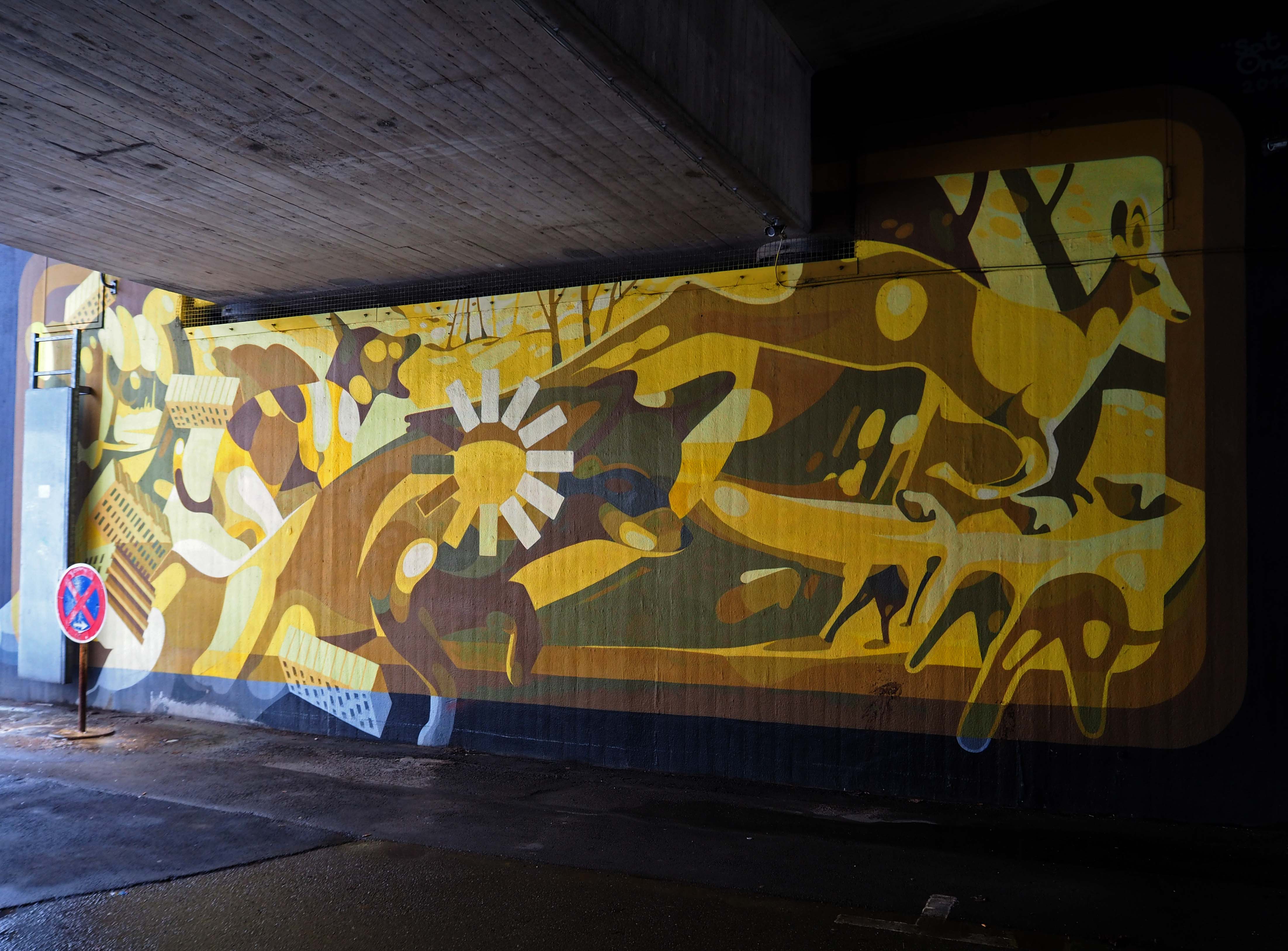 Mural unter einer Brücke von SatOne, das im Vordergrund ein springendes Reh zeit-in gelb