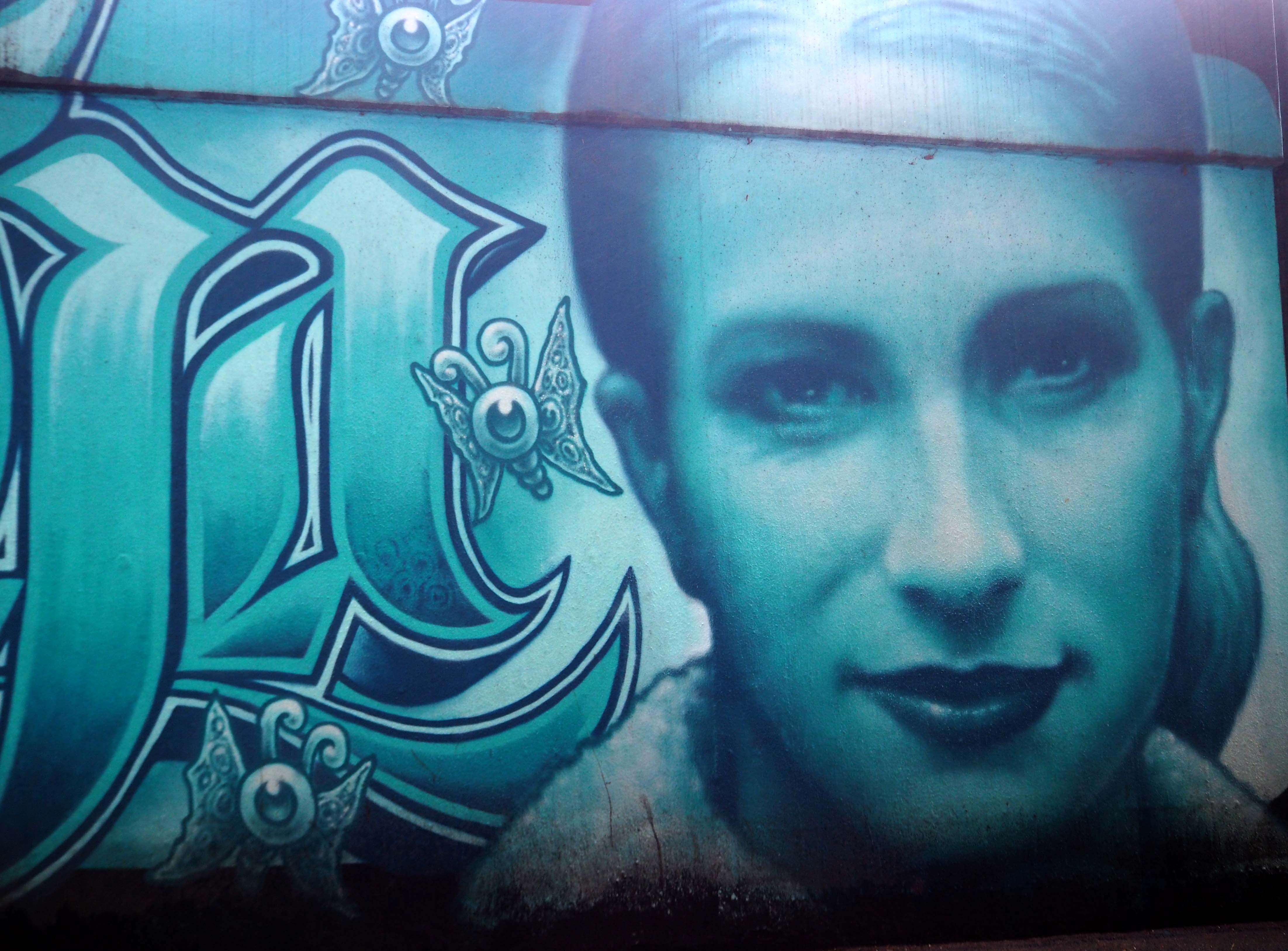 "Rest in Peace Tanja Mai" heißt das Mural in türkisblau das ein Portrait von Tanja zeig