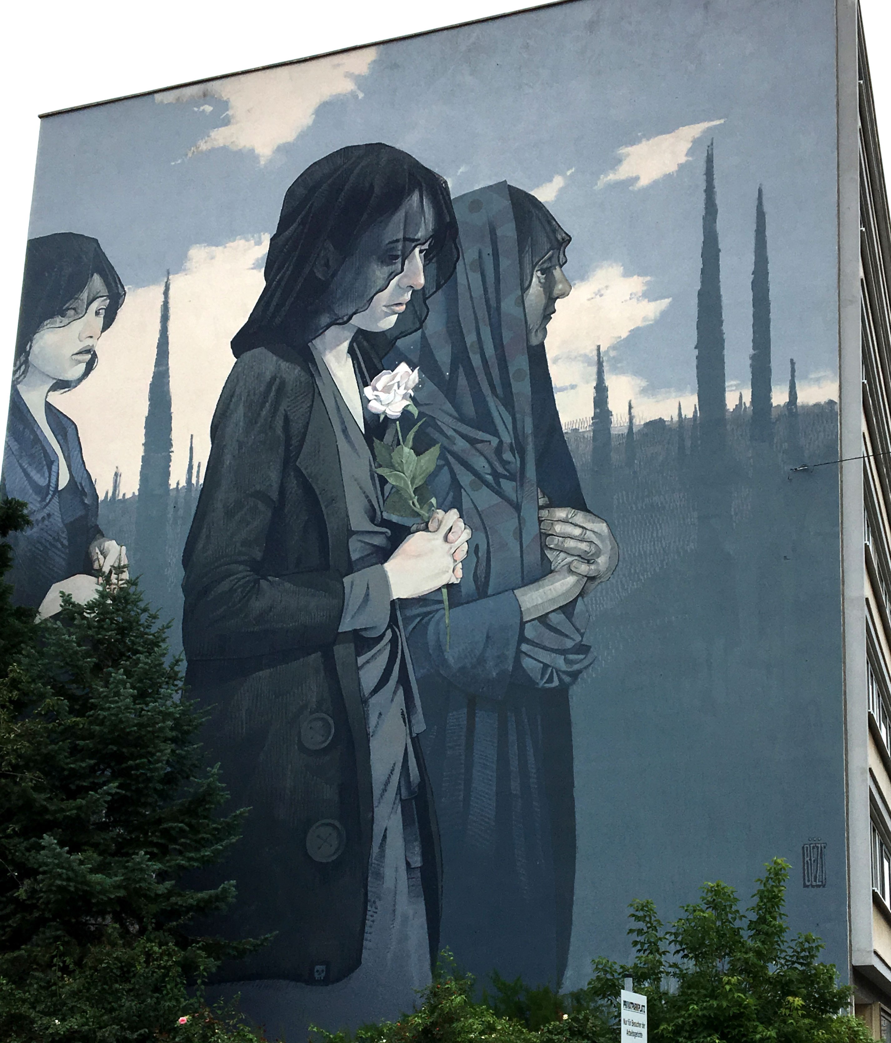 Mural von BEZT zeigt drei trauernde Frauen