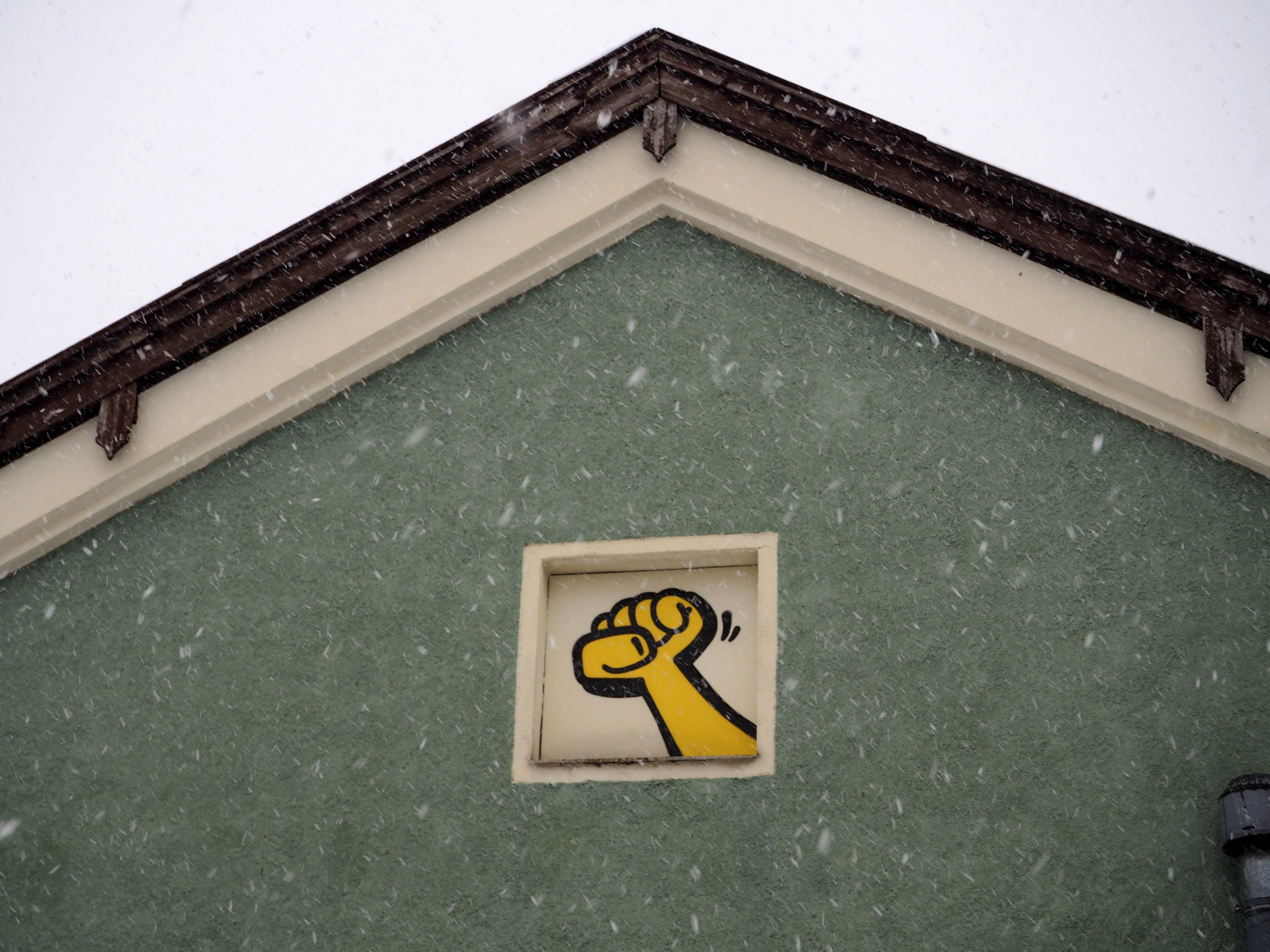 im Dachgewölbe findet sich die gelbe Faust von Kripoe