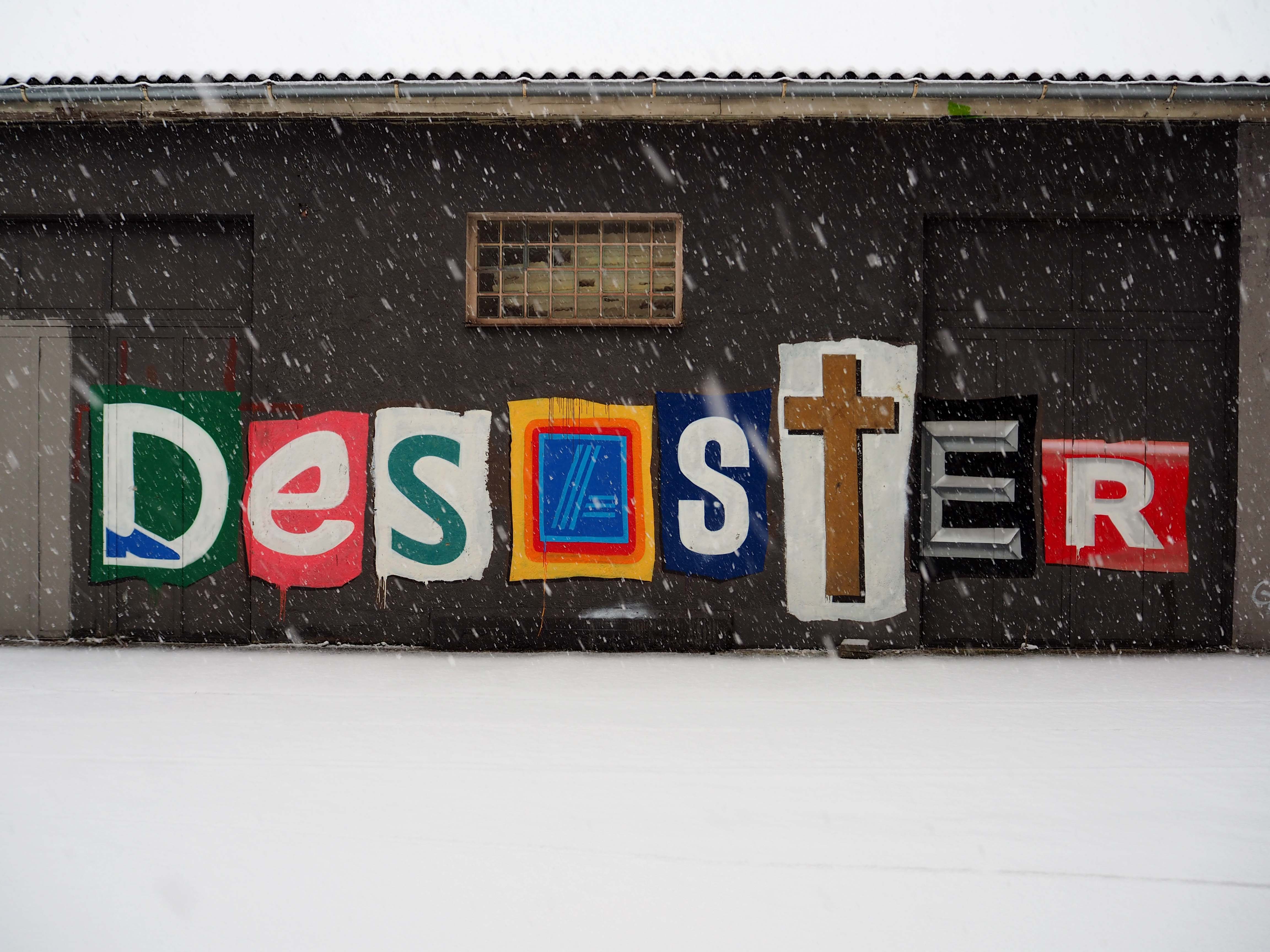 "Desaster" steht in großen Lettern von denen jeder für einen Discounter steht