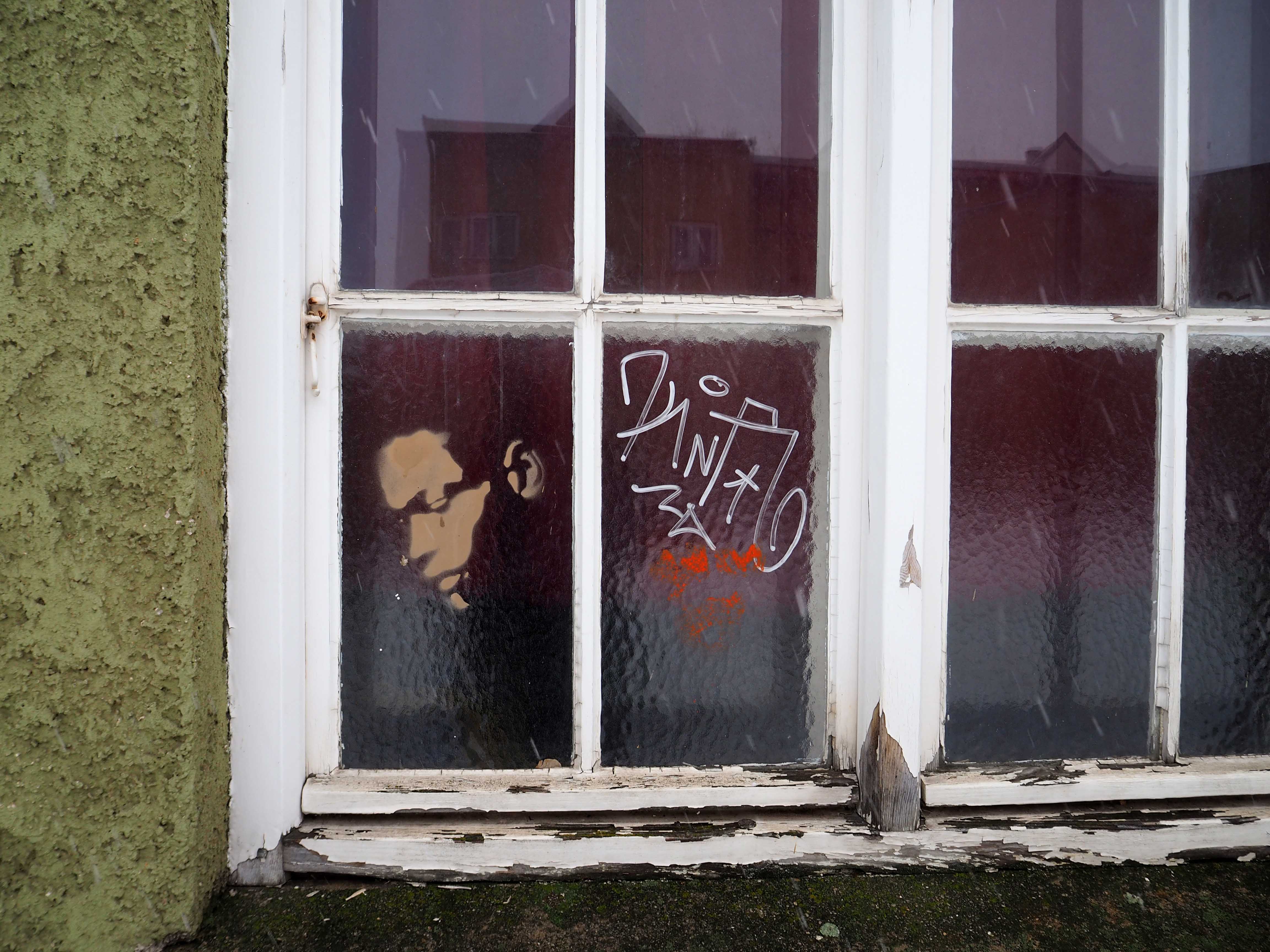 stencil von unbekanntem Künstler dass einen jungen Mann im Profil zeigt