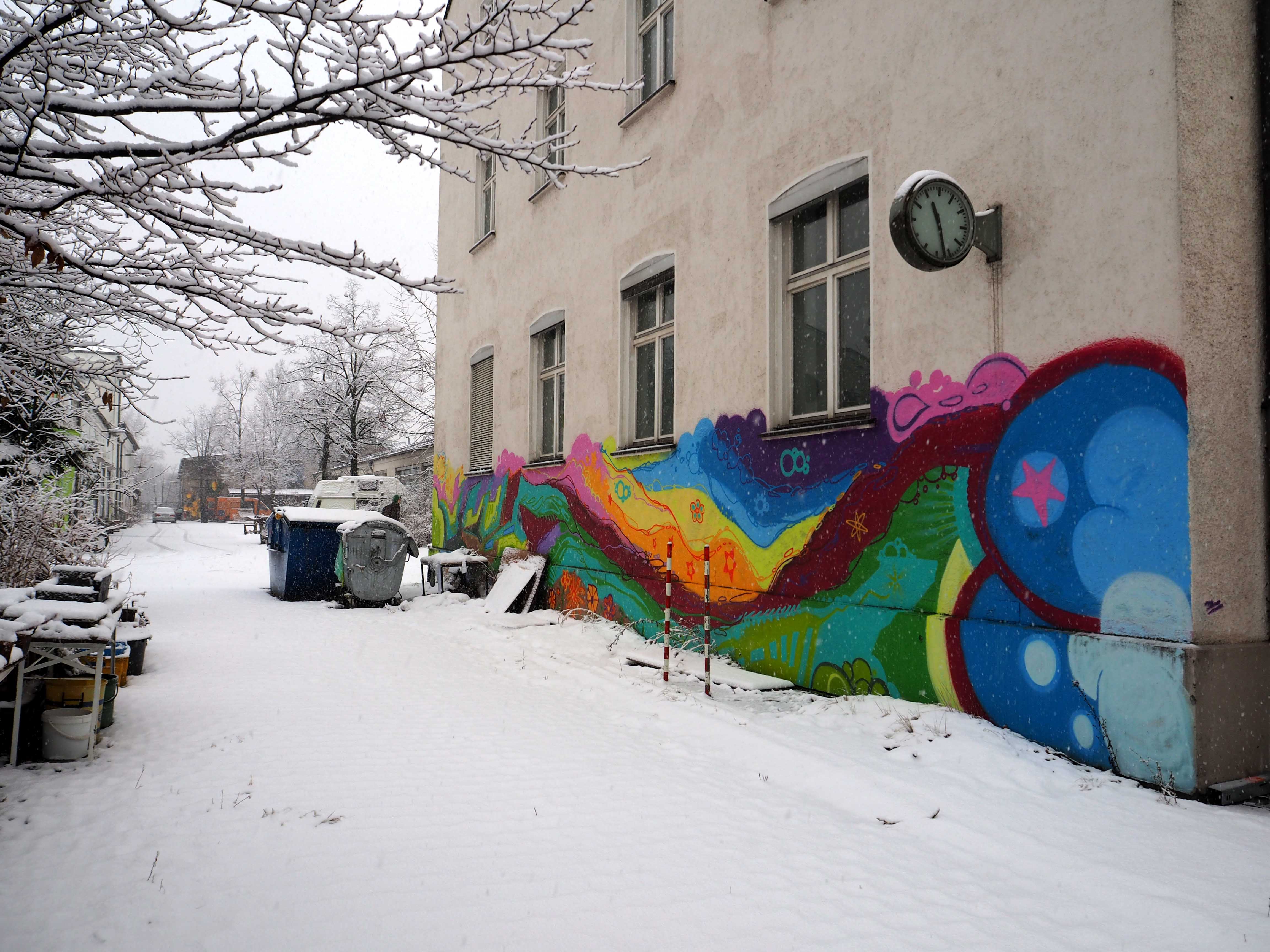 bunte Flächen auf einer Hauswand im Schnee