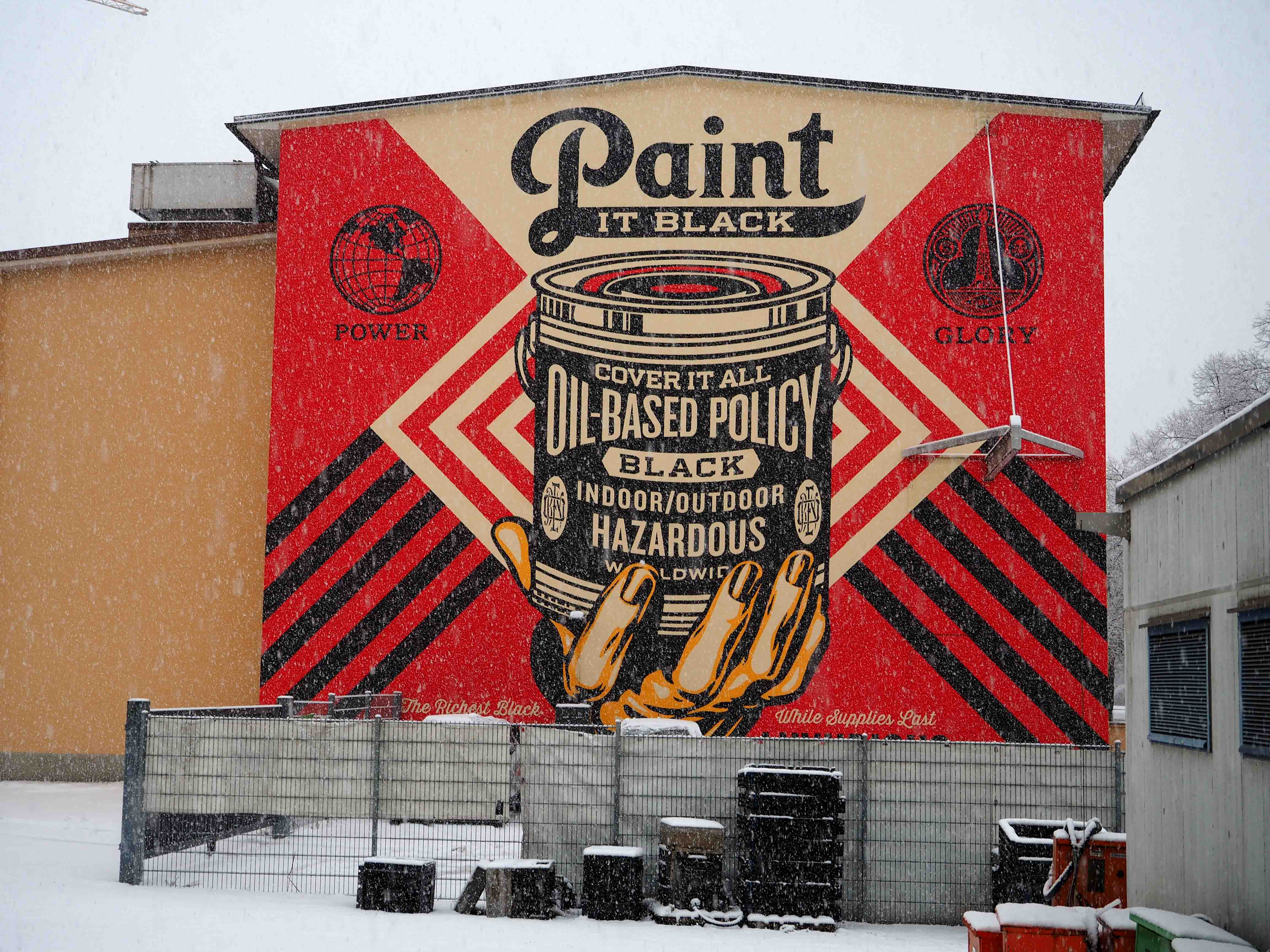 Mural von Shepard Fairey der eine Werbung für schwarze Farbe gemalt hat