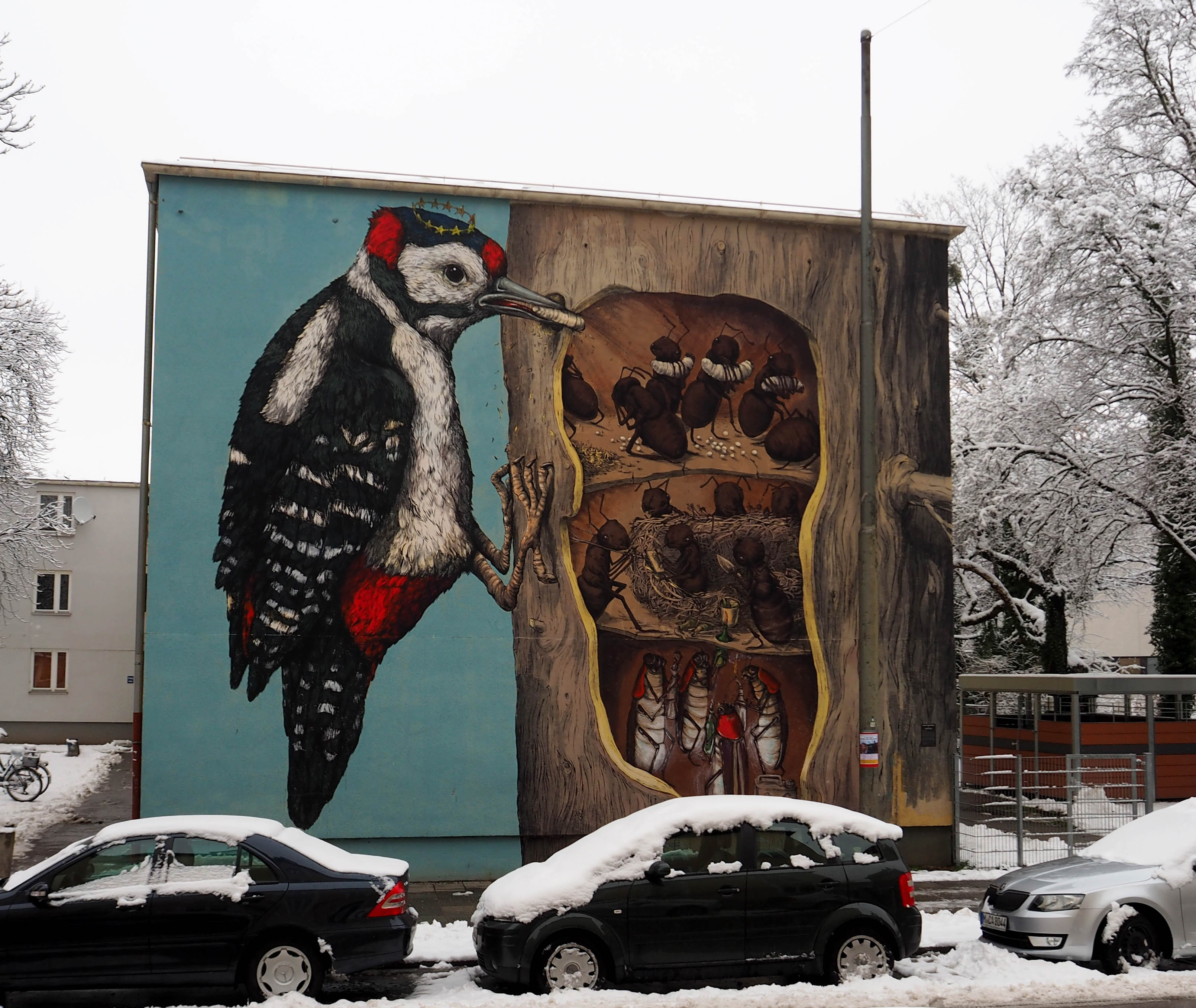 Mural von Ericailcane zeigte einen Bundspecht, der die Ameisen in seinem Astloch füttert