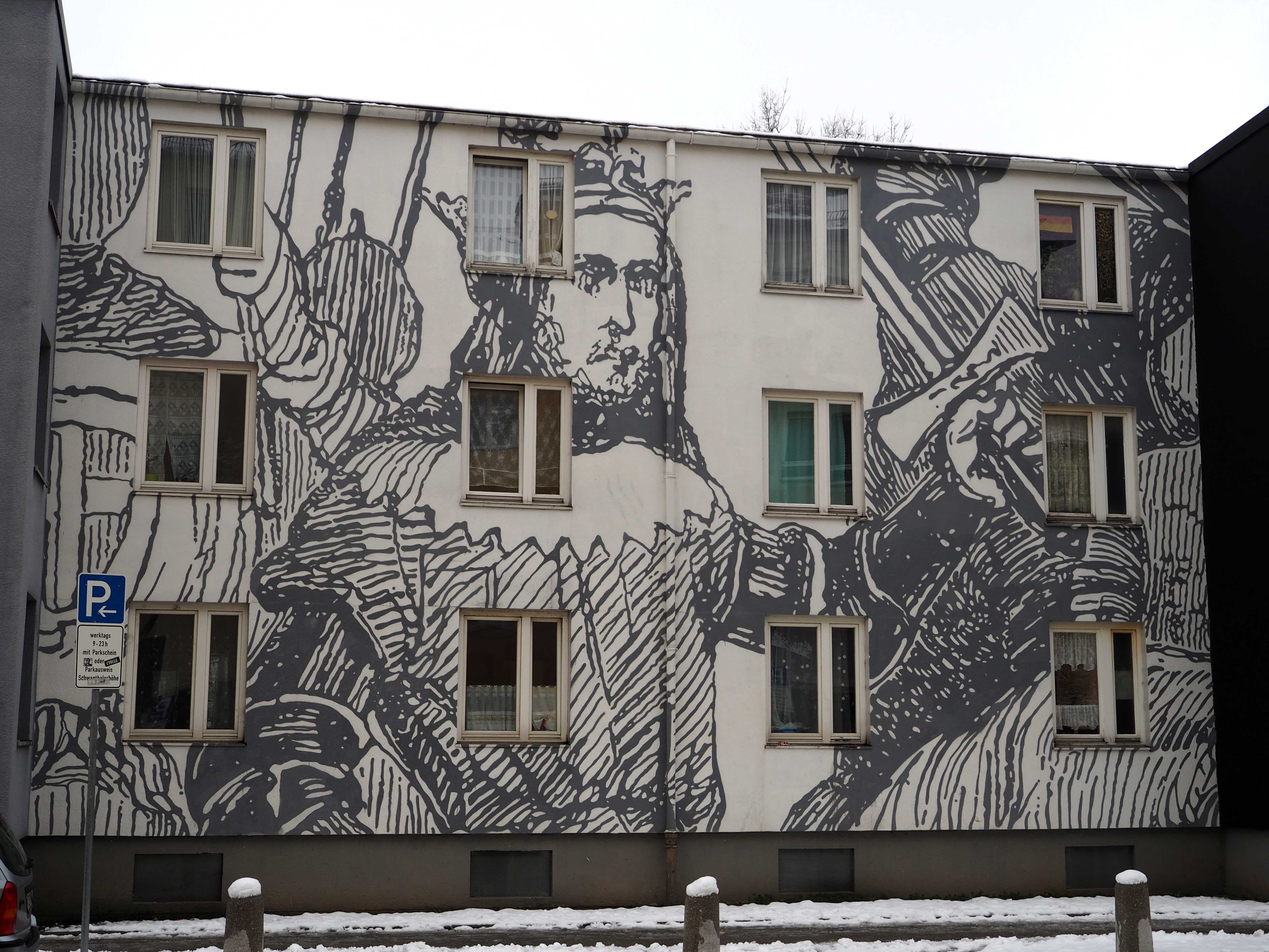 das mural von Cyrcle. zeiht sich über die Fassade eines ganzen Häuserblocks