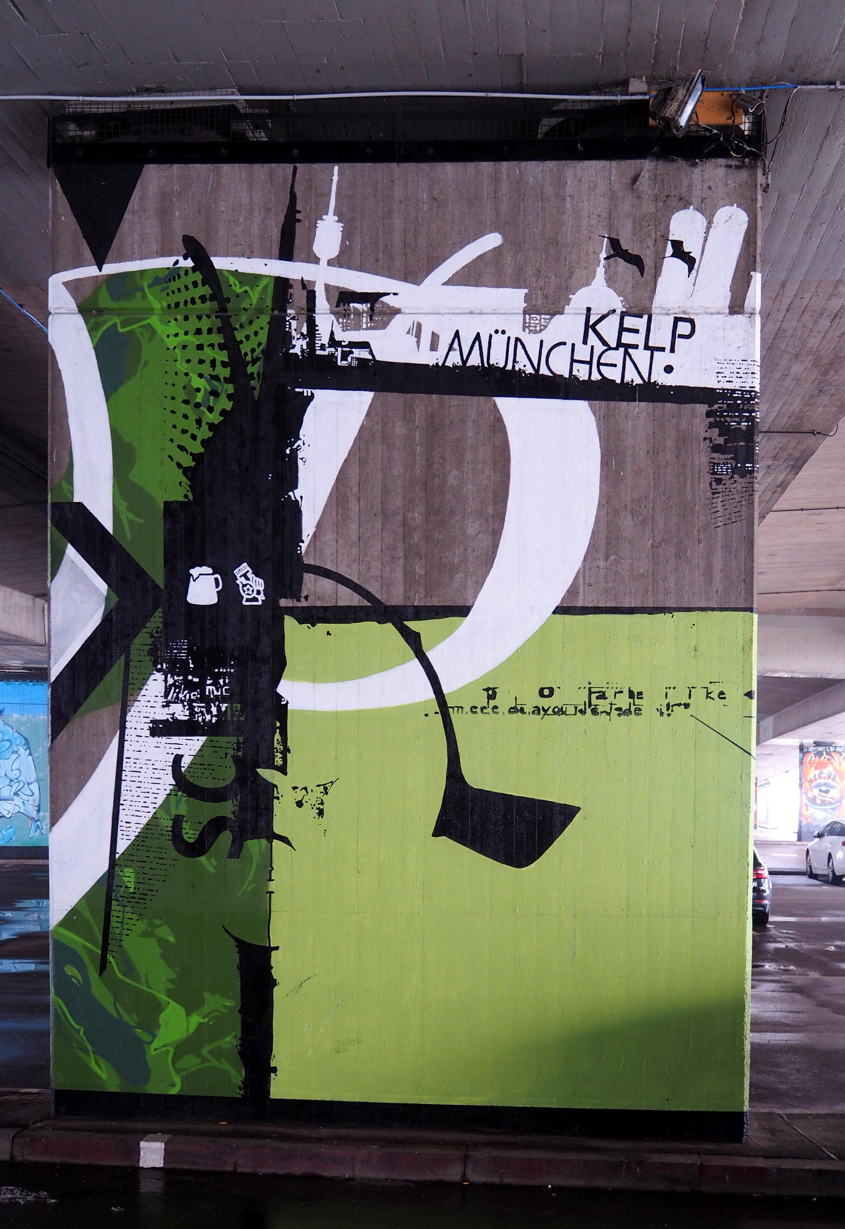 Brückenpfeiler mit grün-weißer Bemalung und Beschriftung von Kelp