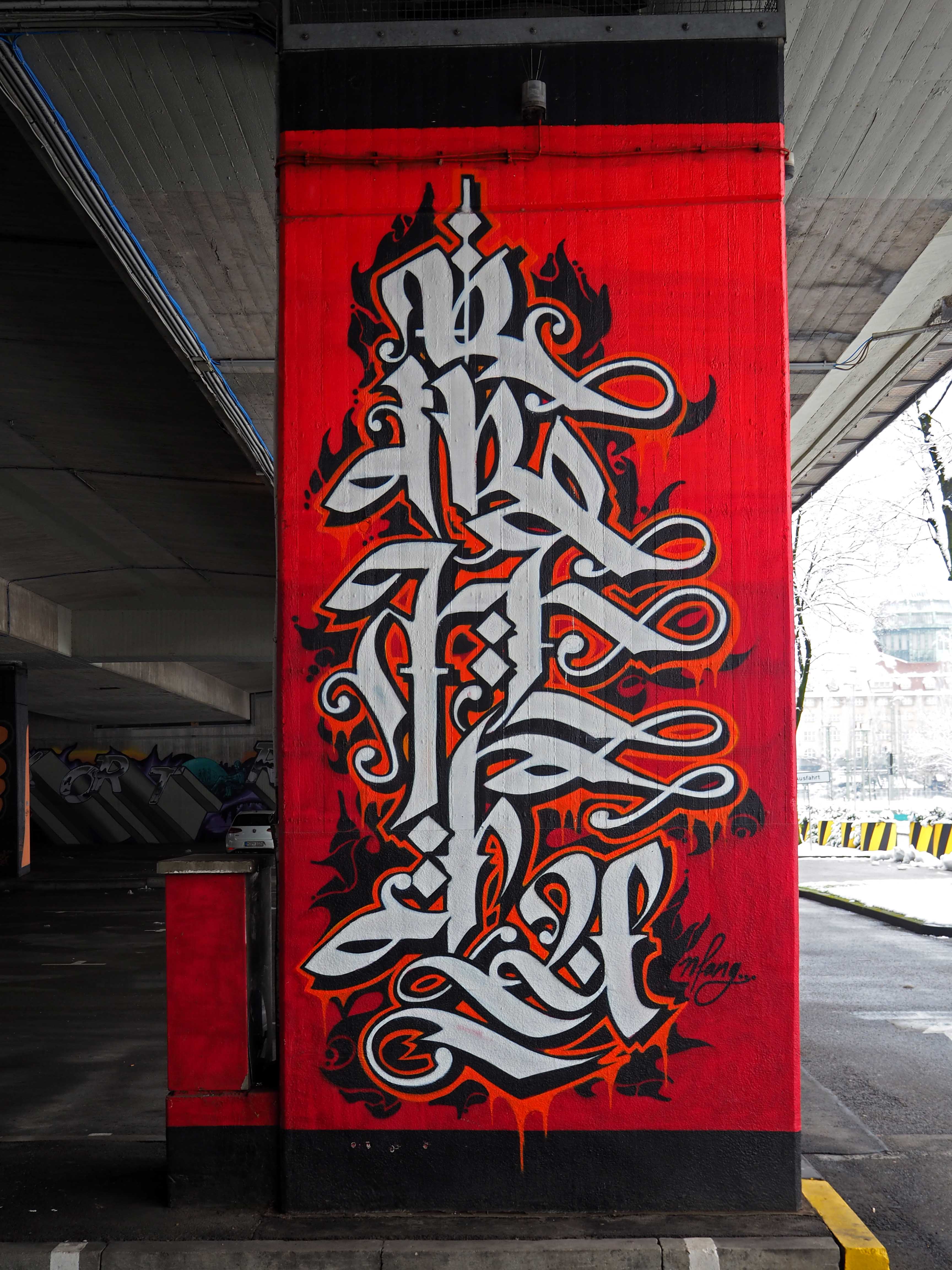 Brückenpfeiler mit caligrafischer Arbeit von Neso weiß auf rot