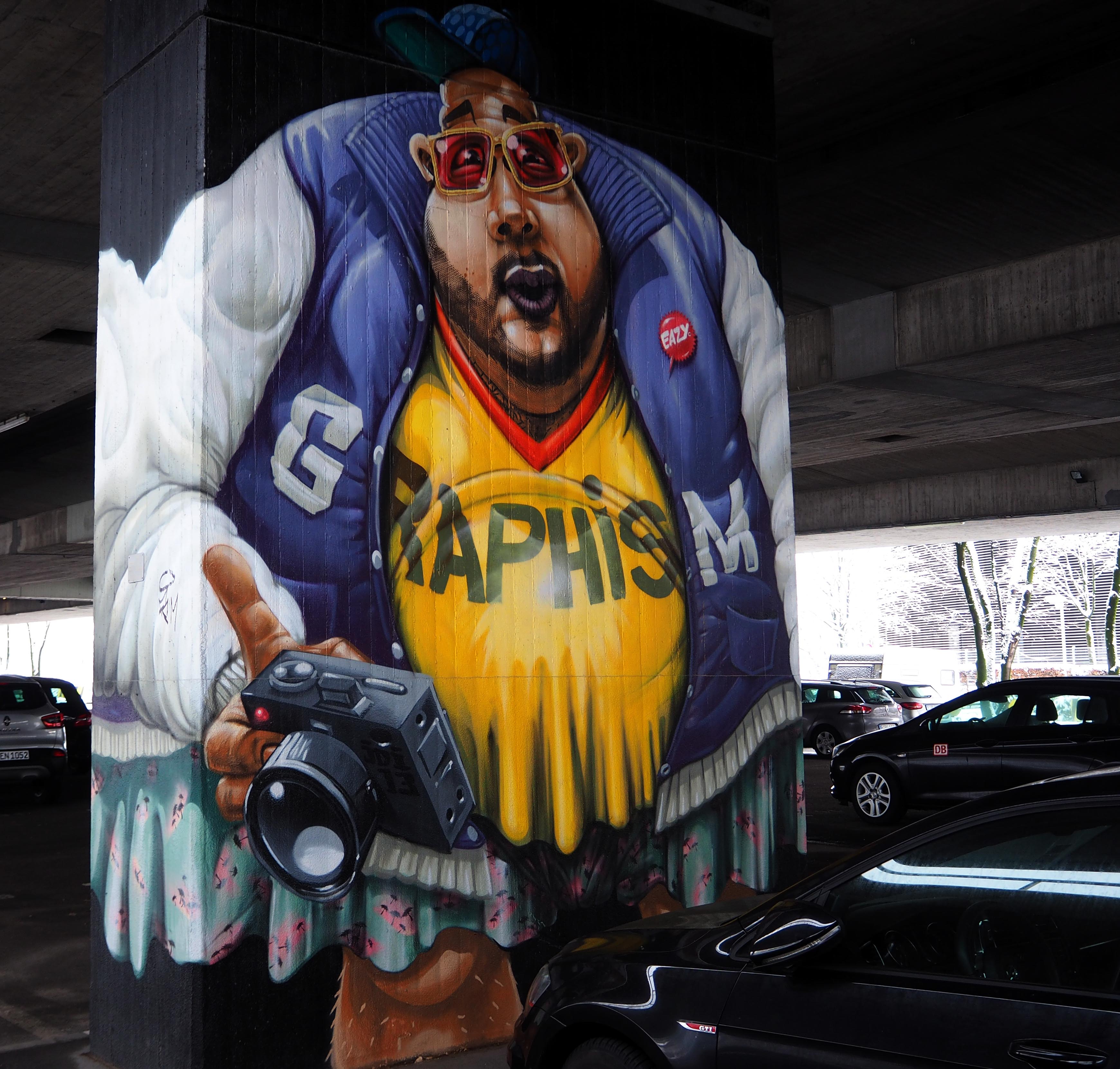 Graphism bemalte einen Brückenpfeiler mit einem dicken Mann mit Fotoapparat