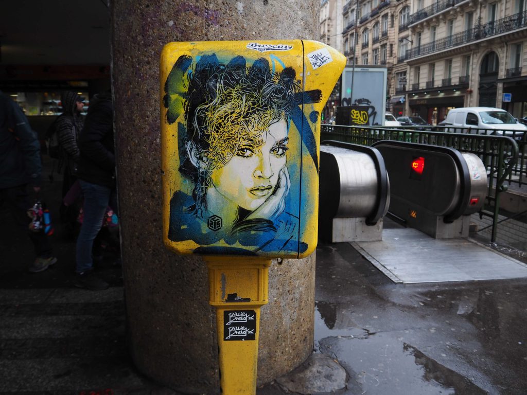 Portrait von C215 auf gelbem Briefkasten