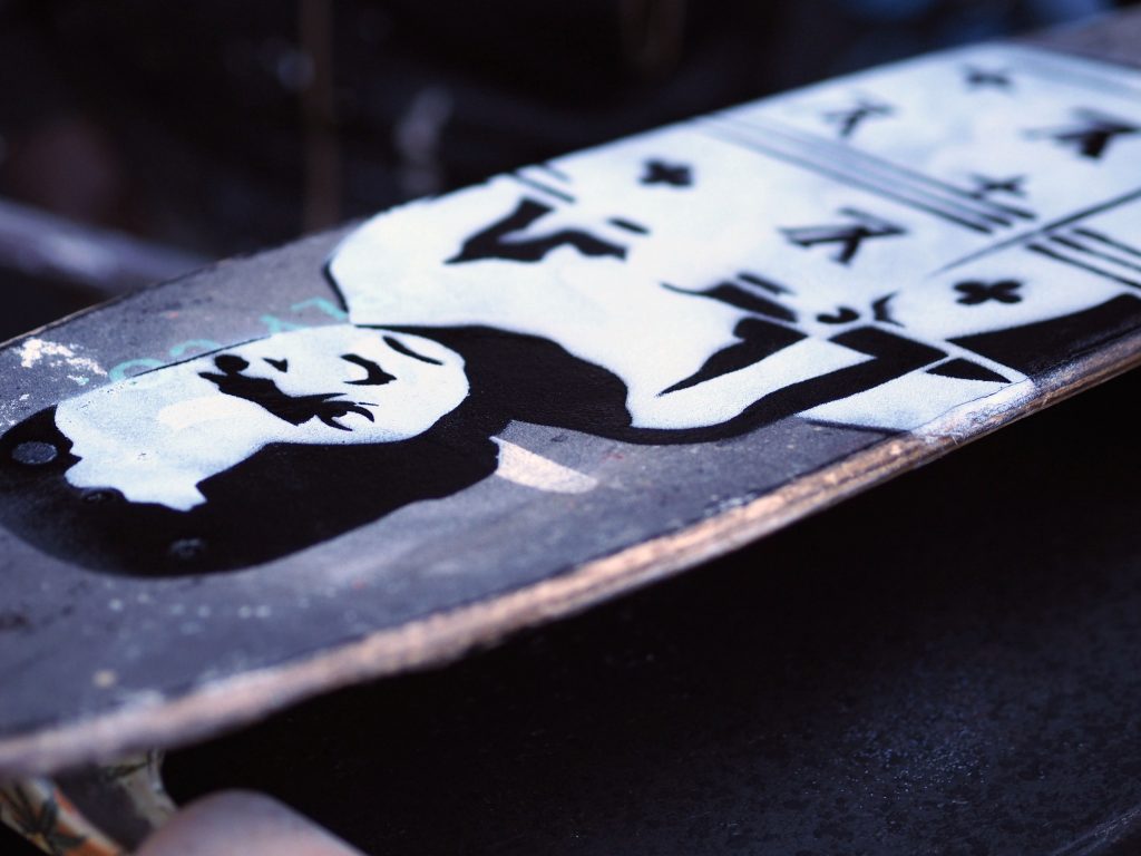 ein Kind wurde auf ein Skate Board gesprüht