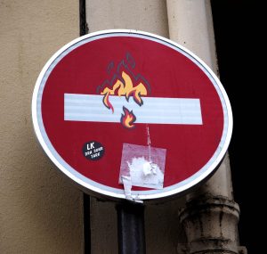 beklebtes Strassenschild