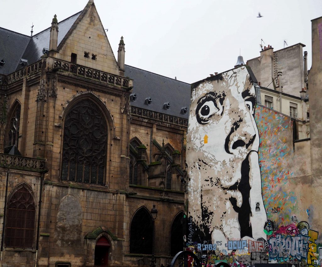 Neben einer Kirche gibt es ein riesiges Portrait von Jef Aérosol