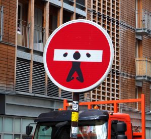 beklebtes Verkehrsschild