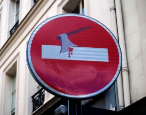 beklebtes Strassenschild