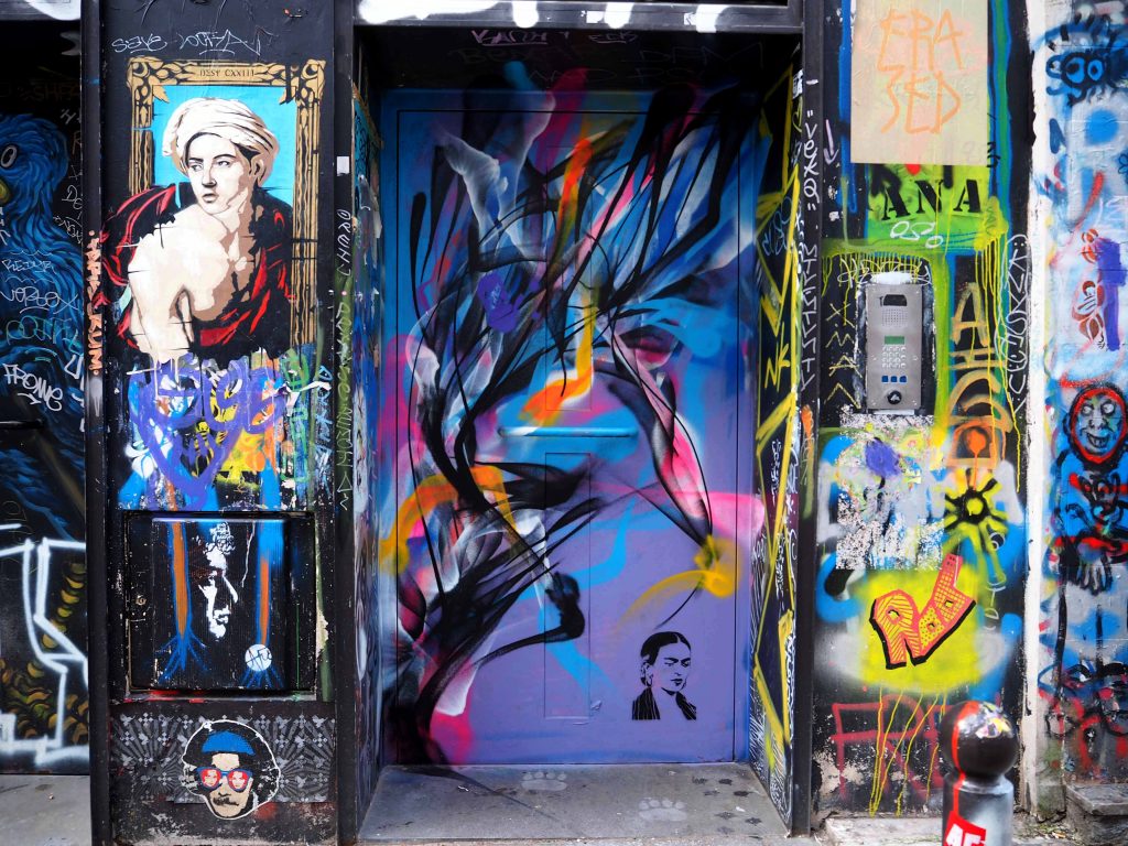 Diverse unbekannte Künstler haben Graffiti, Stencils und Tags hinterlassen