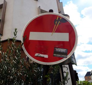 beklebtes Strassenschild