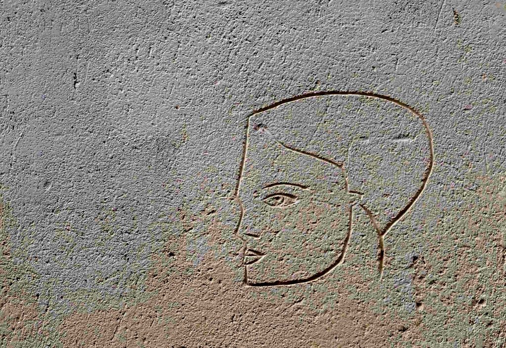 ein Frauenportrait in die Wand geritzt