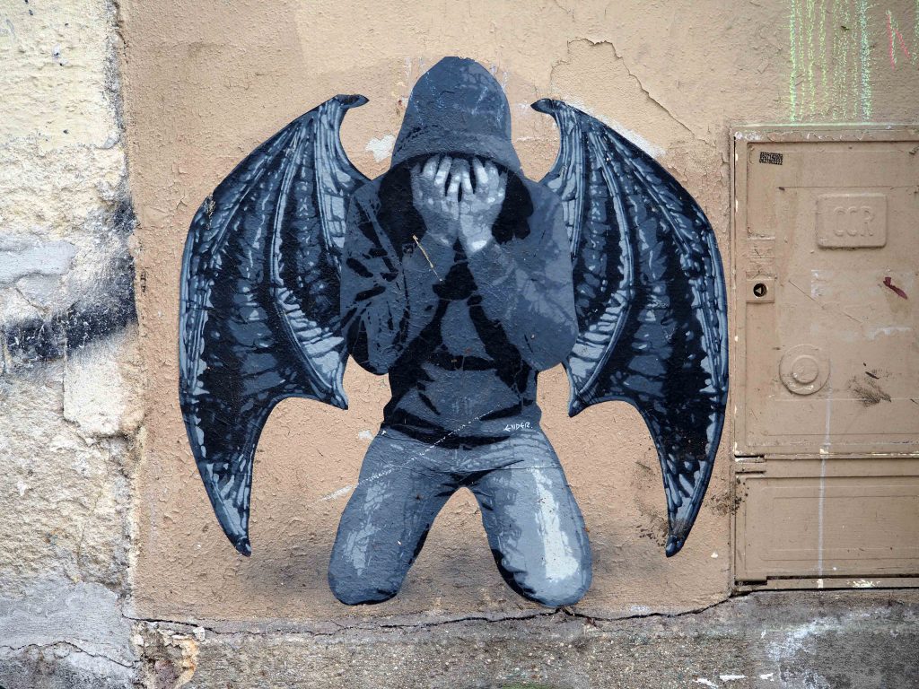 eine Figur mit Flügeln von Ender