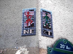 "Next" steht auf dem Mosaik